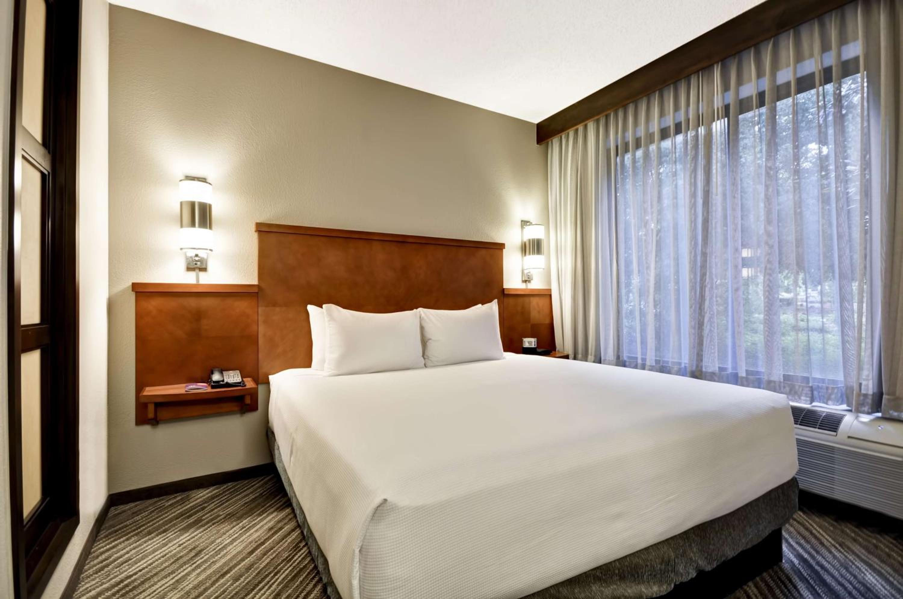 King Room with Sofa Bed - Photo 4