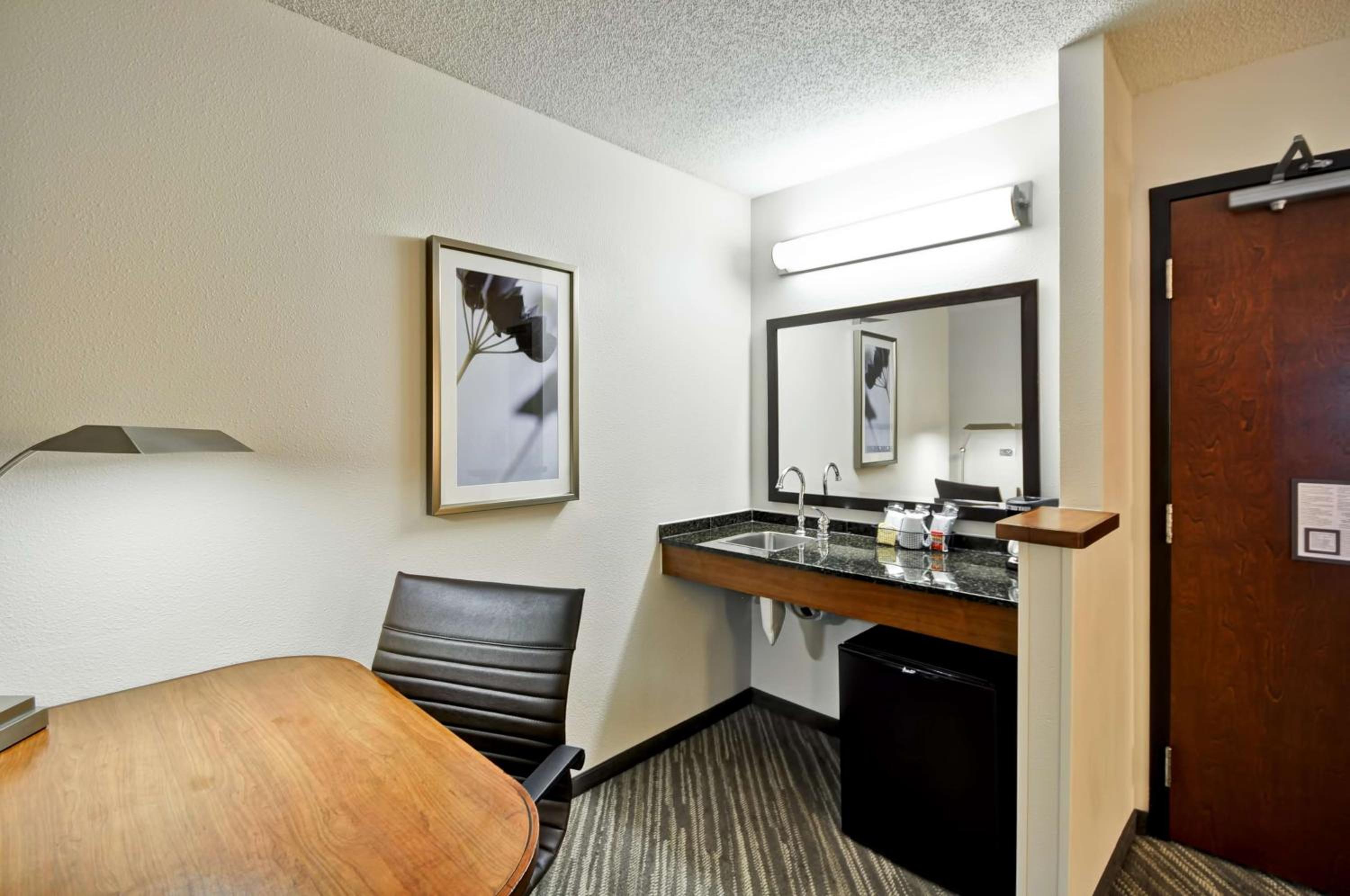 King Room with Roll-In Shower - Disability Access - Photo 6