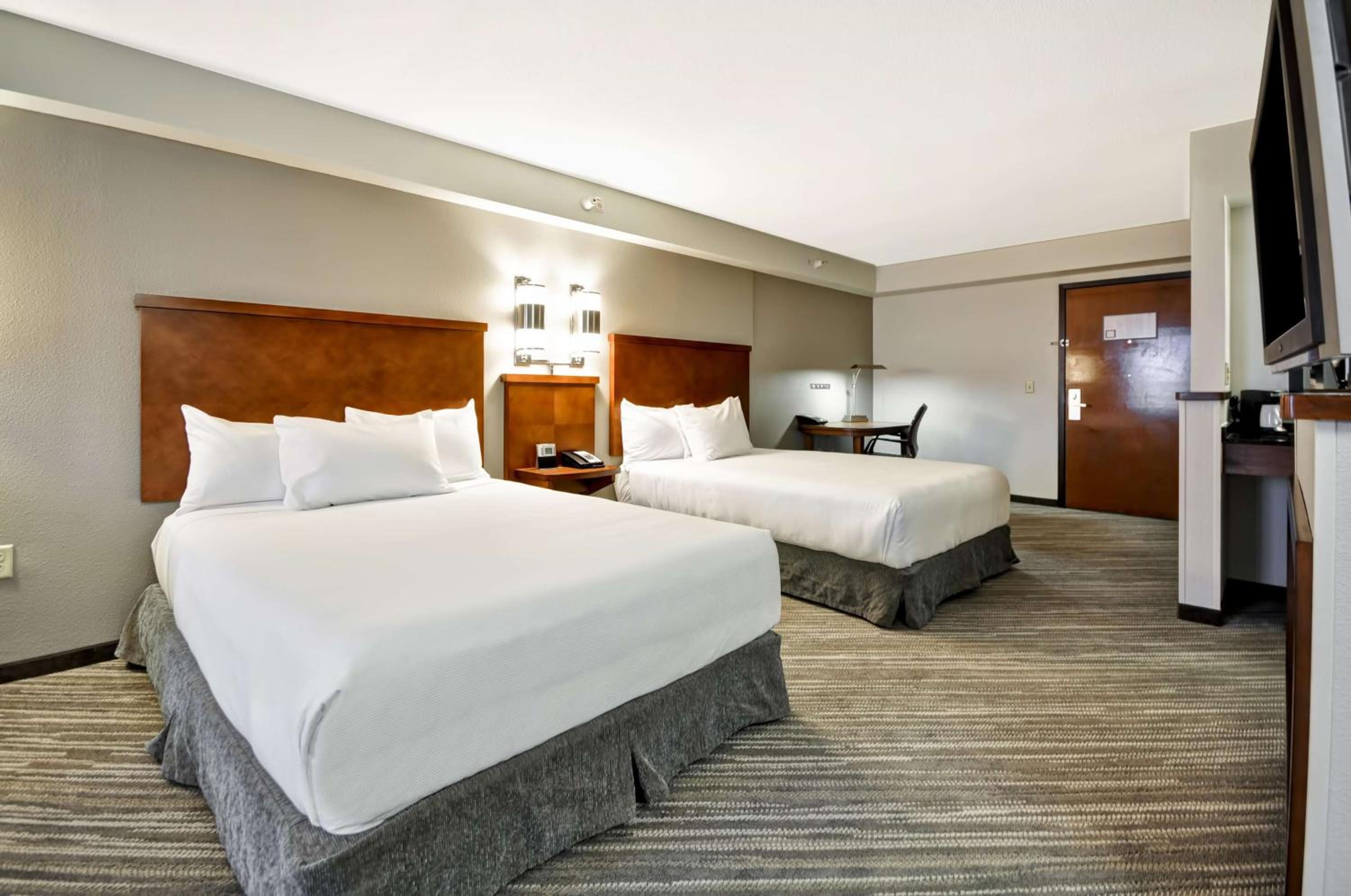 Double Room with Two Double Beds and Accessible Tub - Disability Access - Photo 2