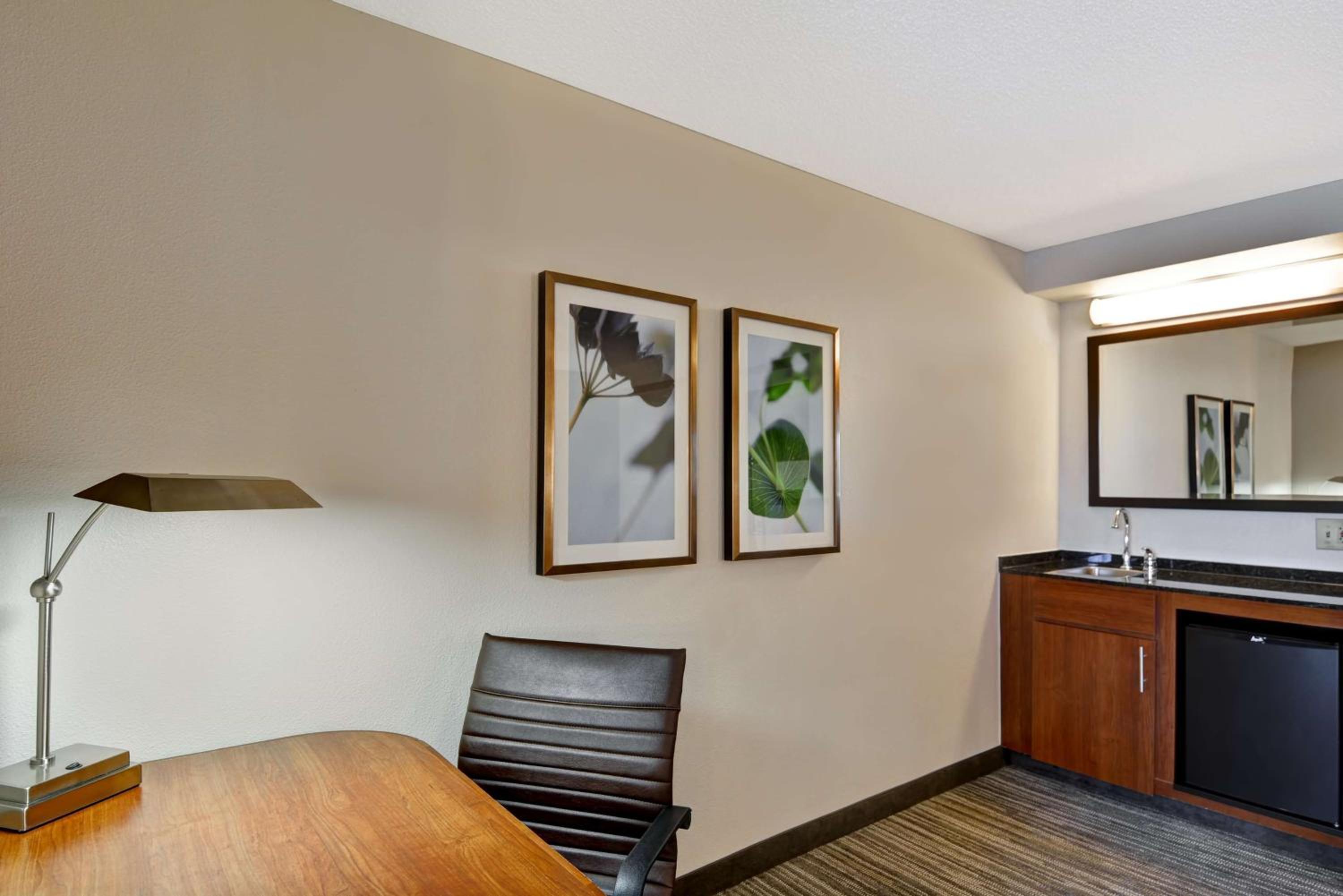 Double Room with Two Double Beds and Sofa Bed - Photo 8