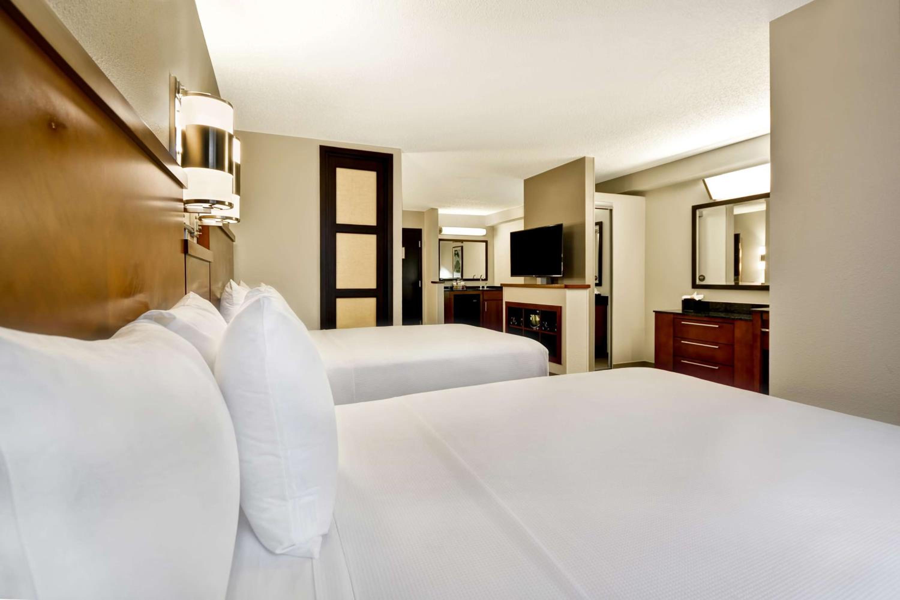 Double Room with Two Double Beds and Sofa bed - High Floor photo 2