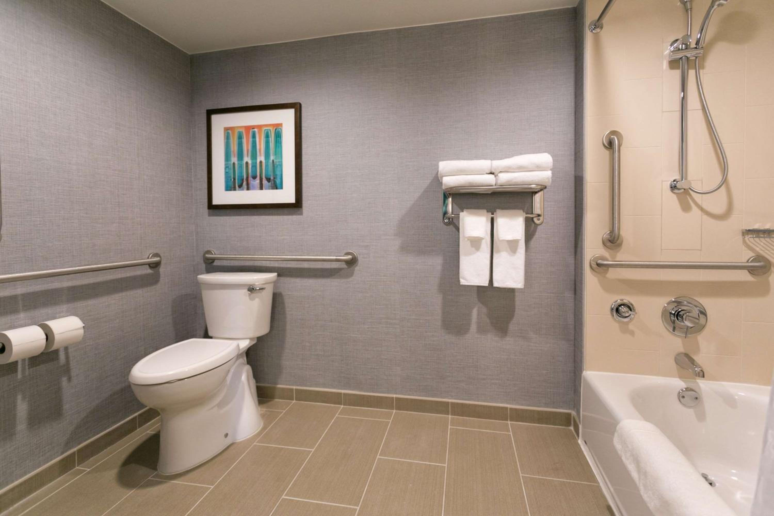 King Room with Accessible Tub - Disability Access - Photo 24
