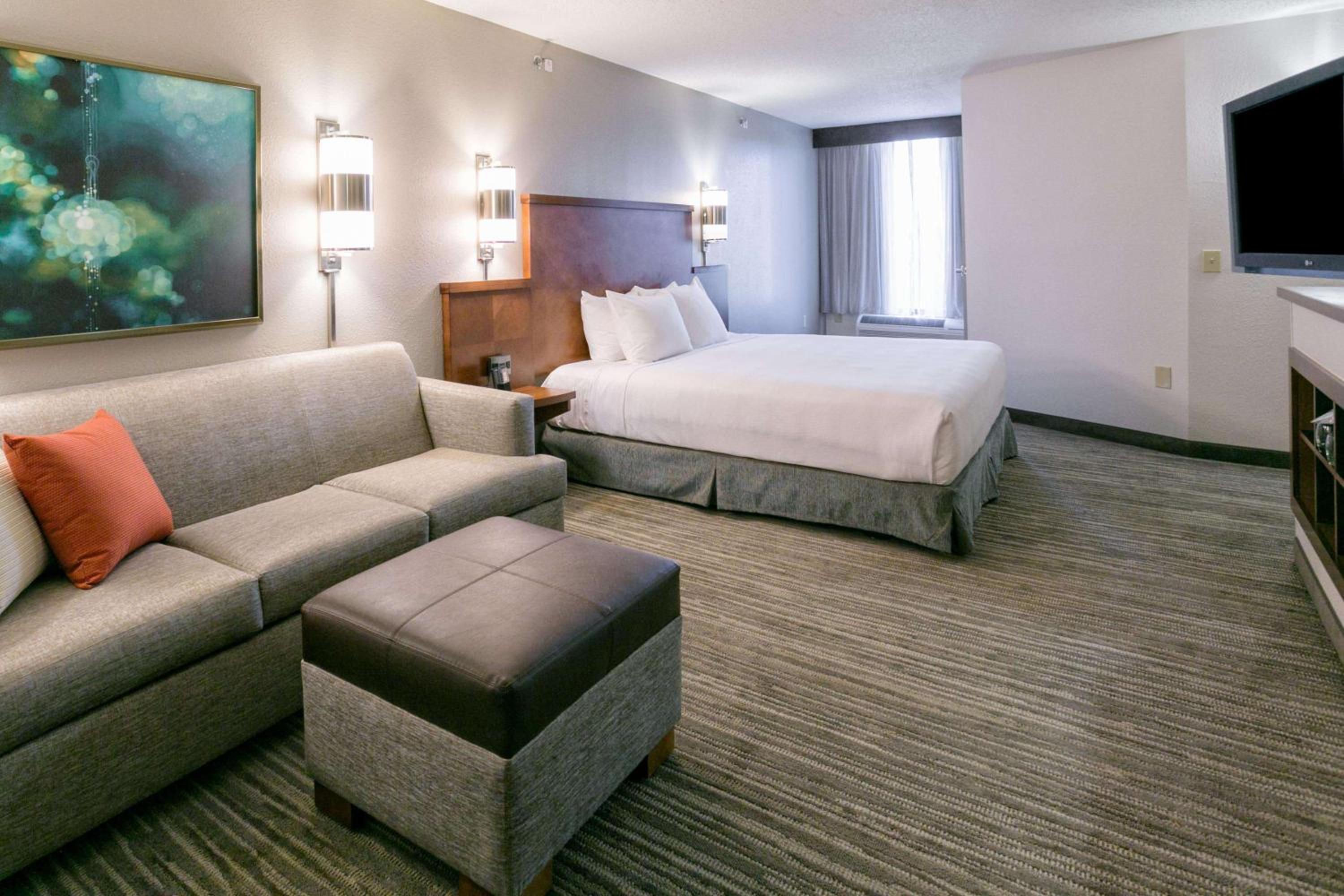 King Room with Accessible Tub - Disability Access - Photo 4