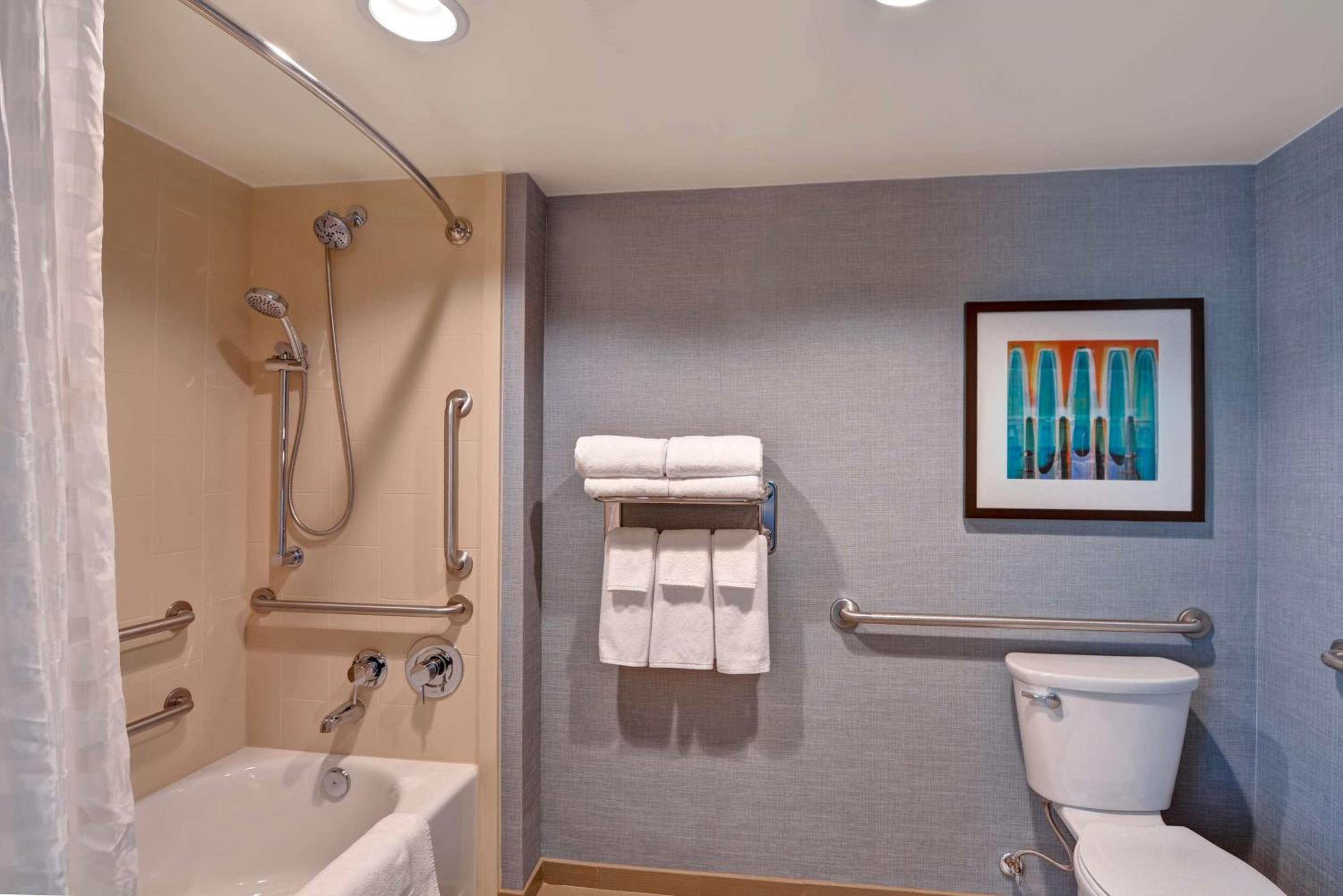 King Room with Accessible Tub - Disability Access - Photo 9