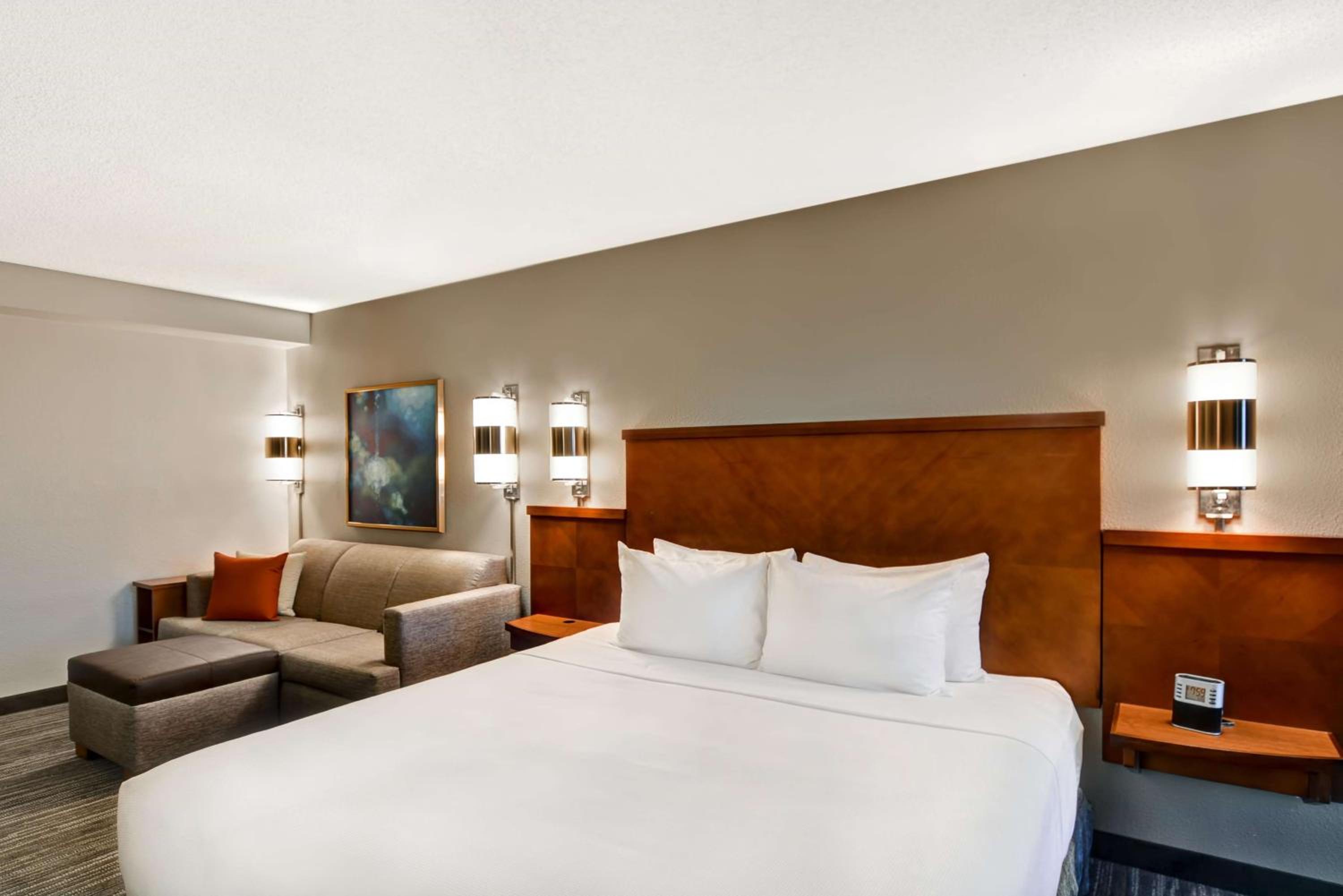 King Room with Sofa Bed - High Floor - Photo 1