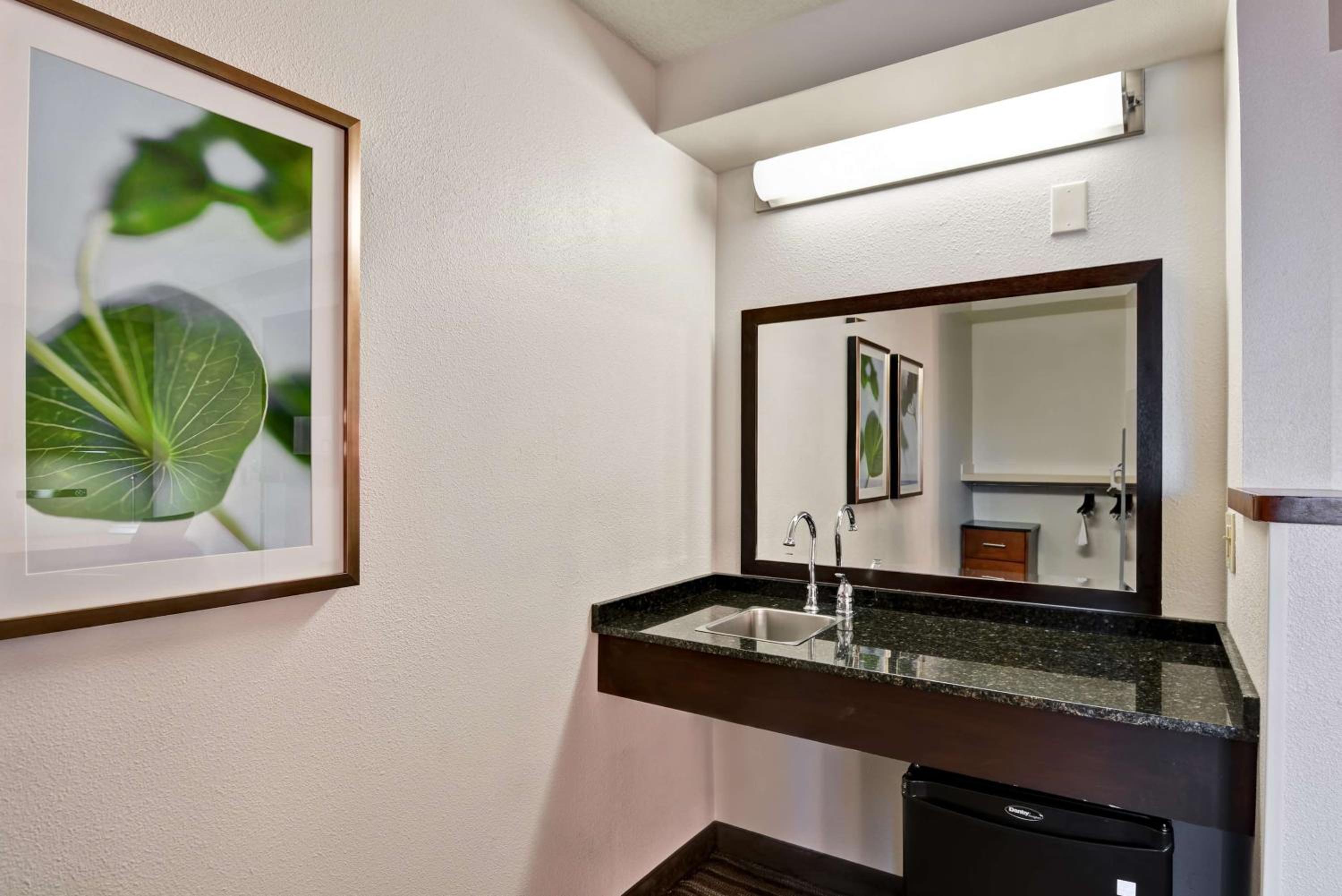 King Room with Accessible Tub - Disability Access - Photo 4