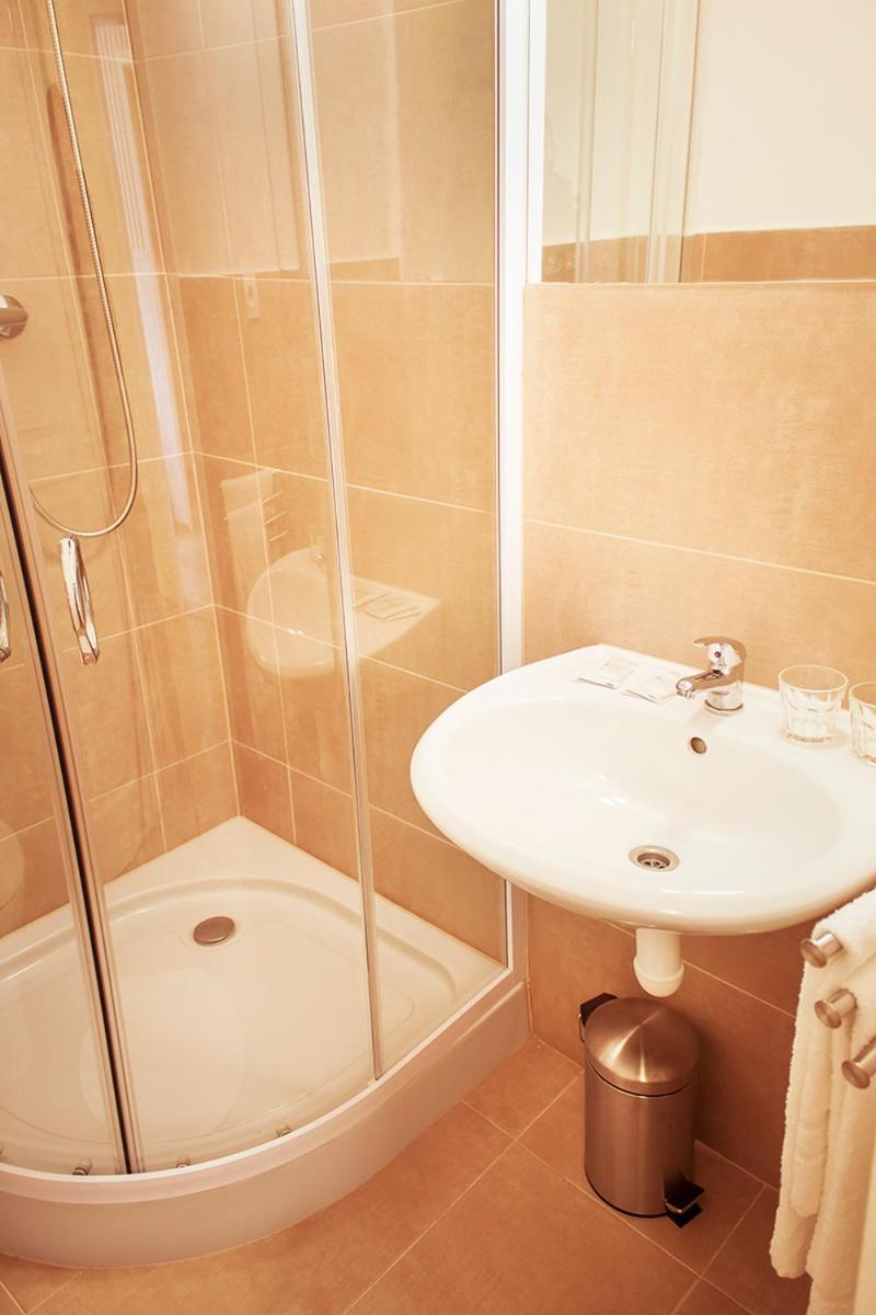 Double or Twin Room - Photo 6