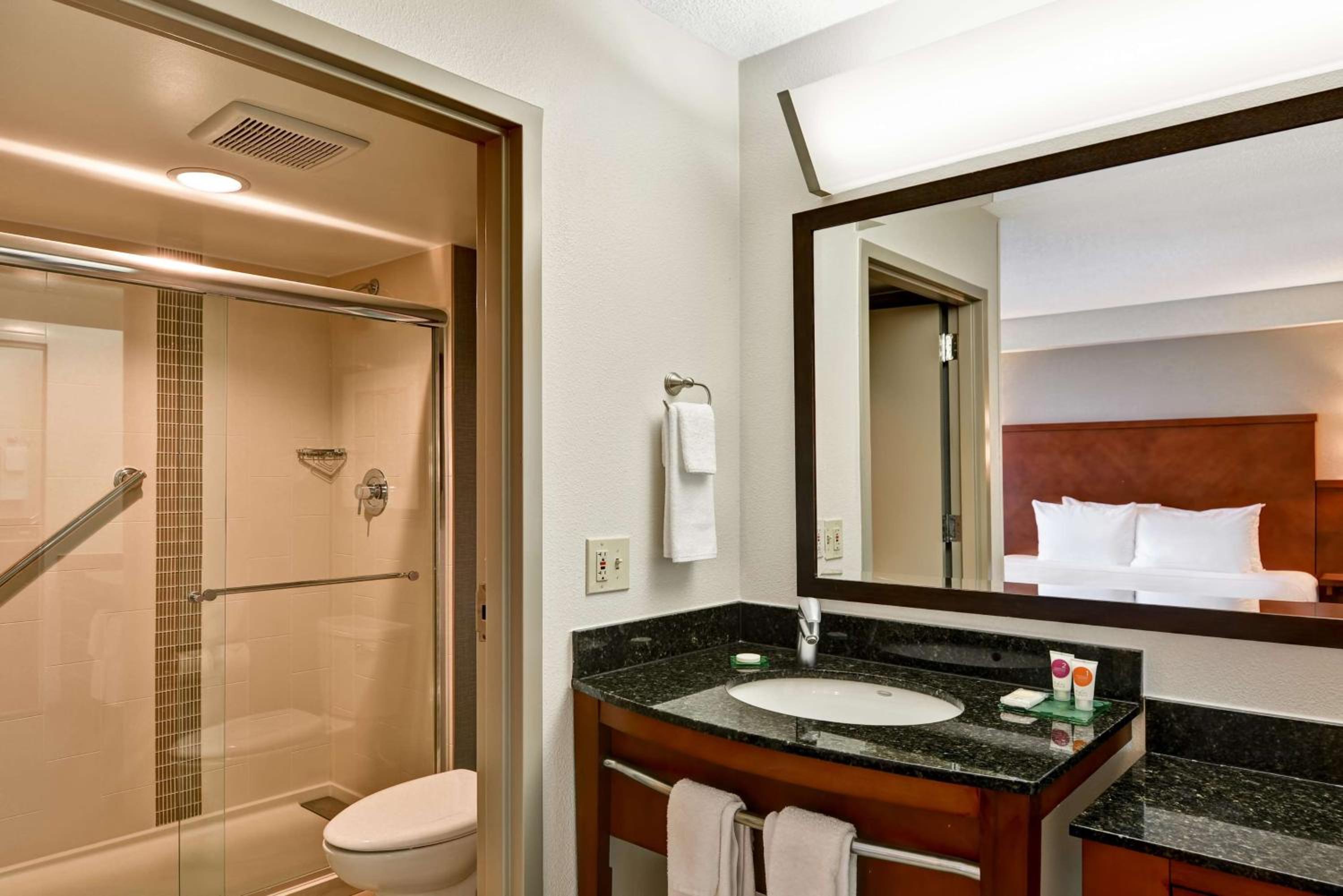 King Room with Sofa Bed - High Floor - Photo 3