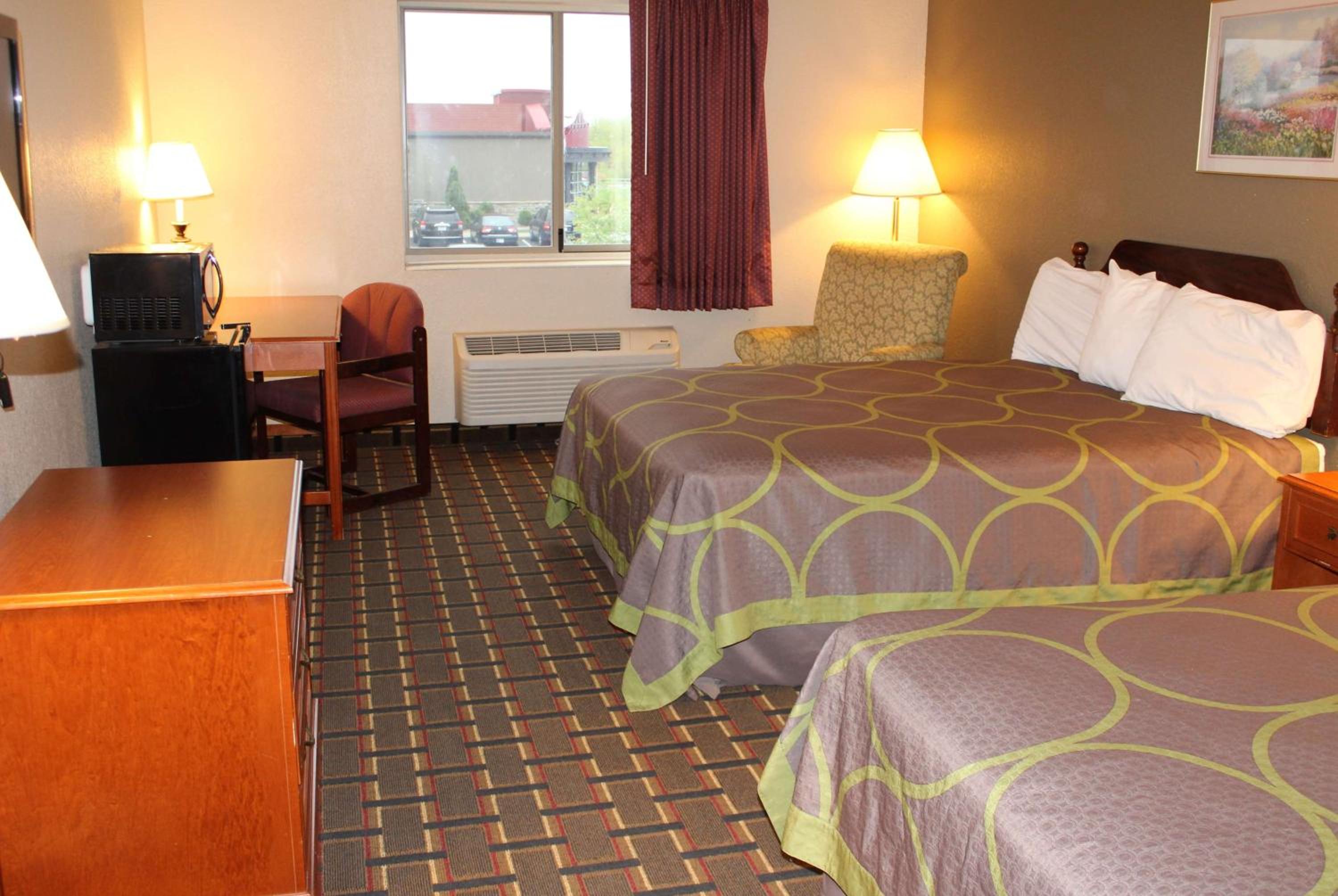 Queen Room with Two Queen Beds - Non-Smoking - Photo 4
