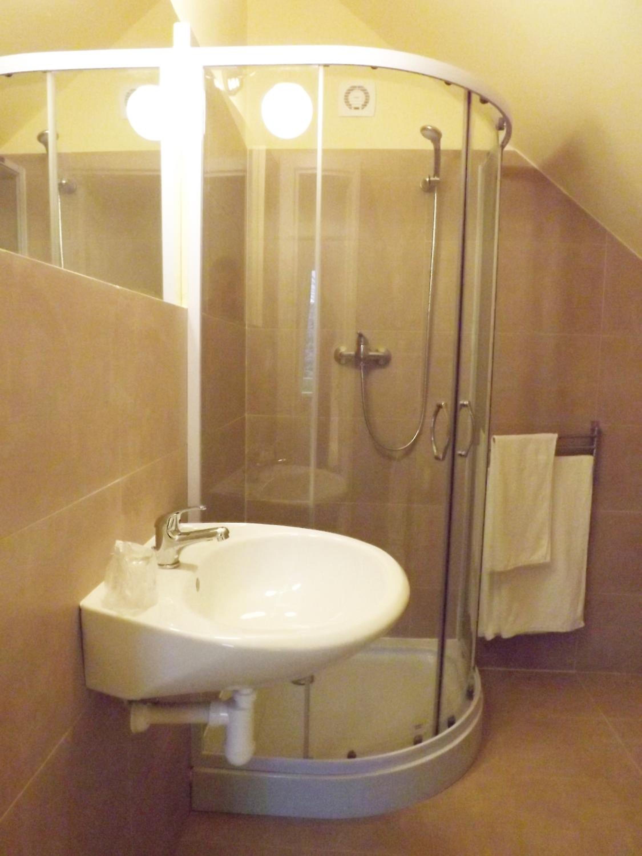 Double or Twin Room - Photo 7