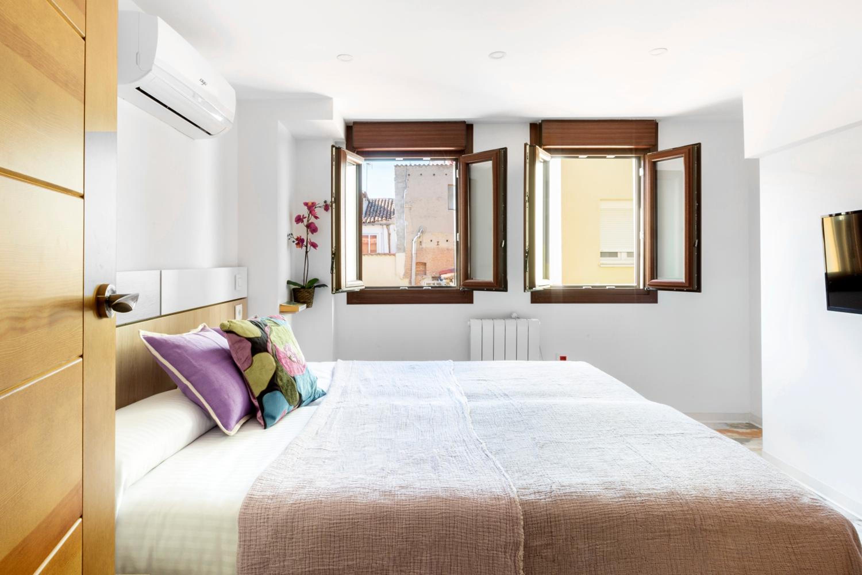 Studio Apartment - Photo 1