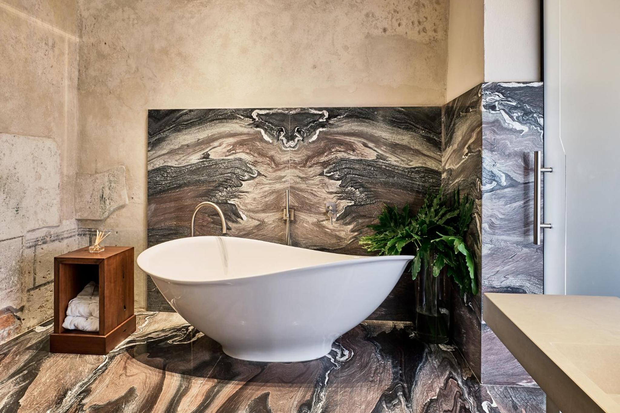 Luxury Suite - Photo 6