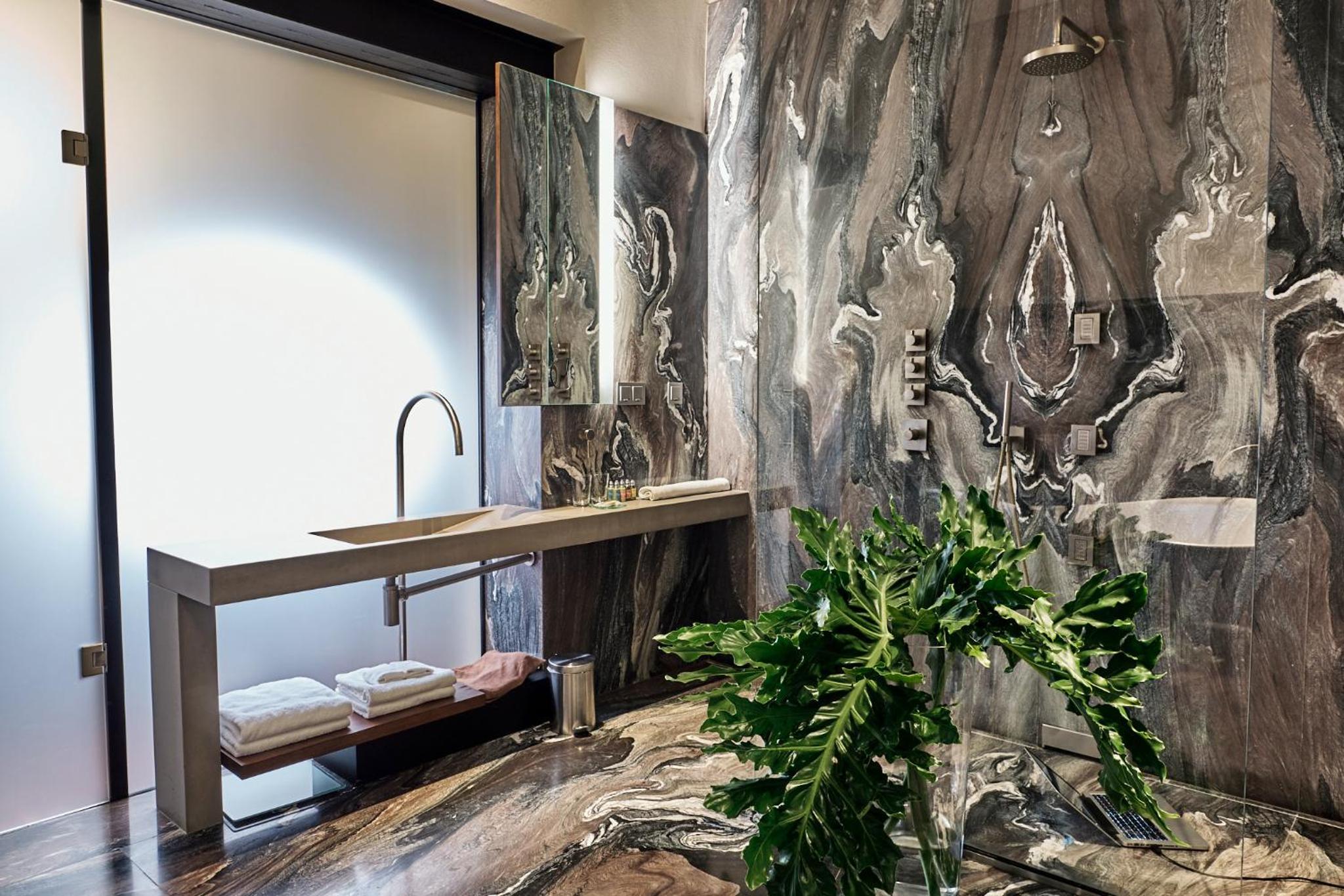 Luxury Suite - Photo 5
