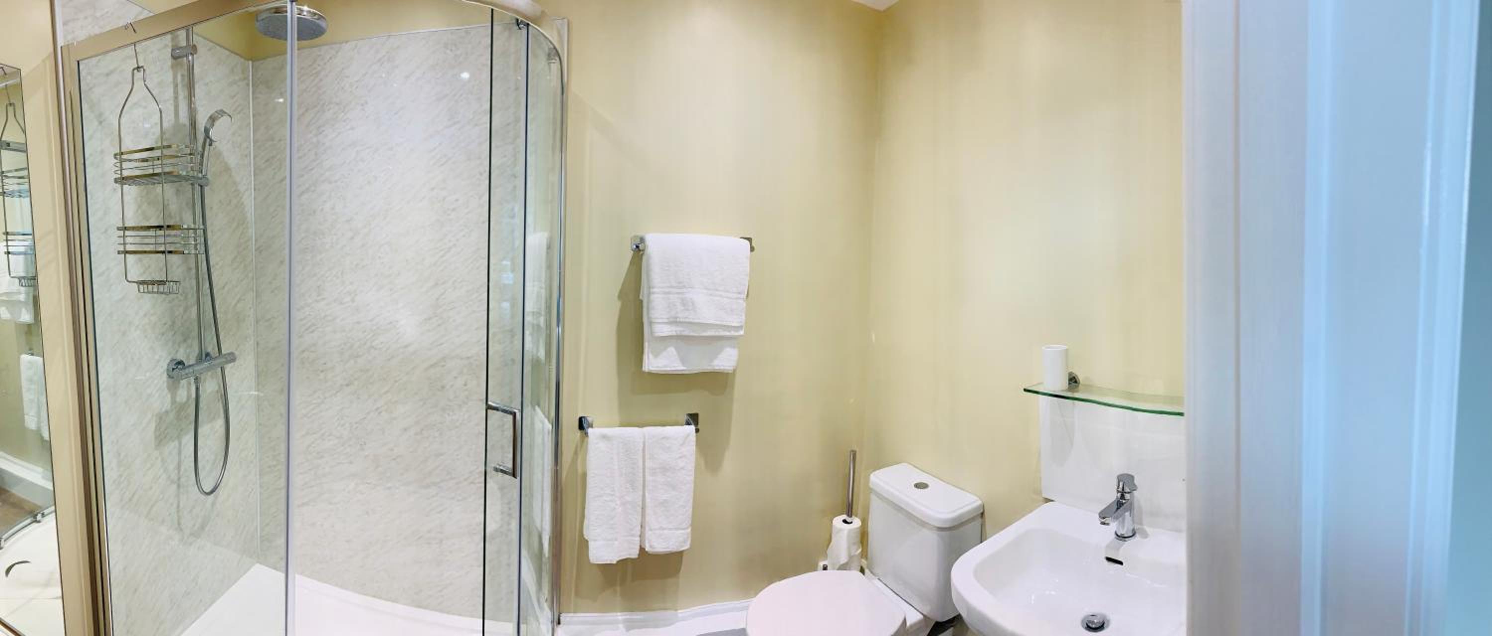 Double or Twin room with Ensuite Bathroom - Photo 8