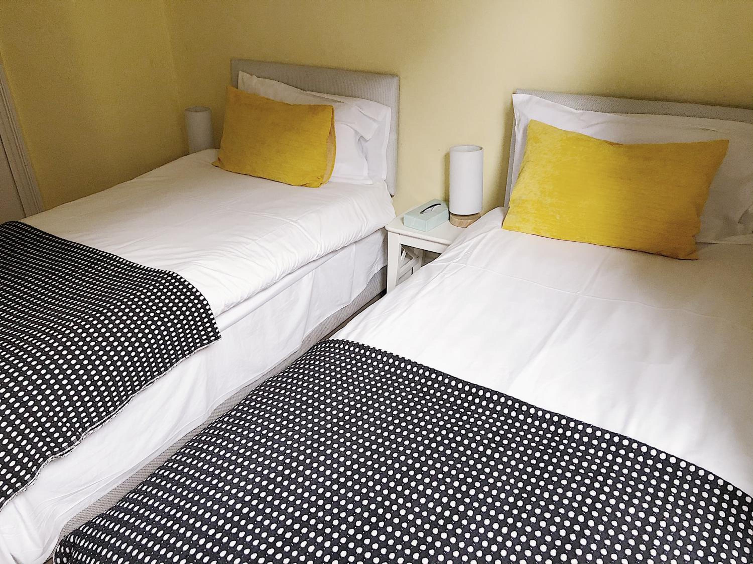 Budget Twin Room with a Shared Bathroom photo 2