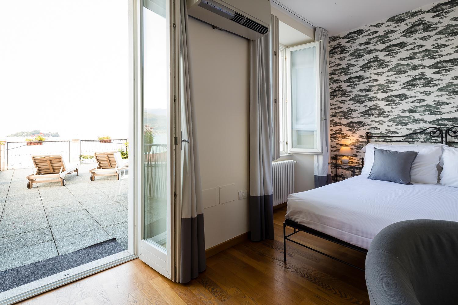 Double Room with Terrace and Lake View - Photo 6