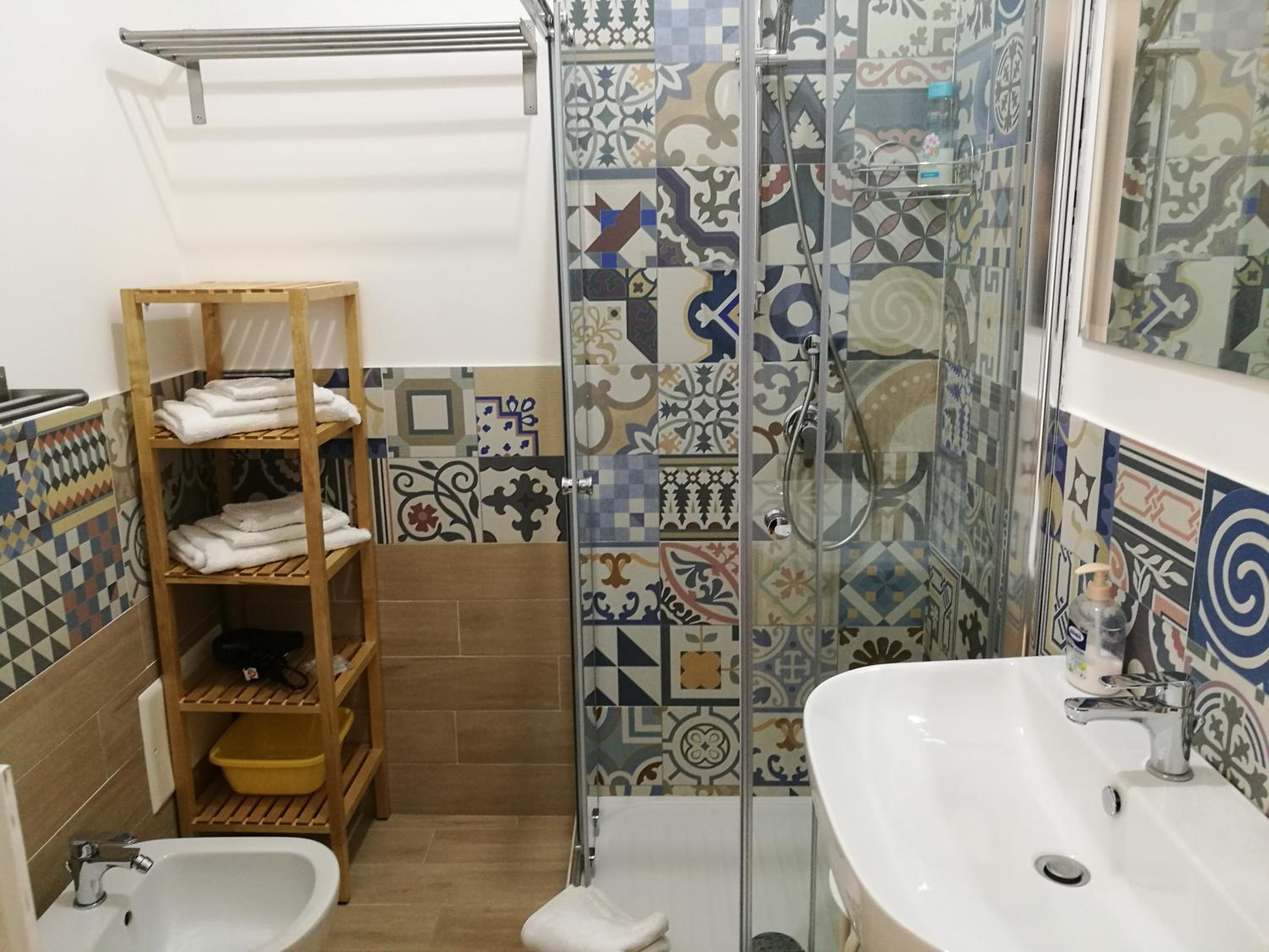 Twin Room with Private Bathroom - Photo 11