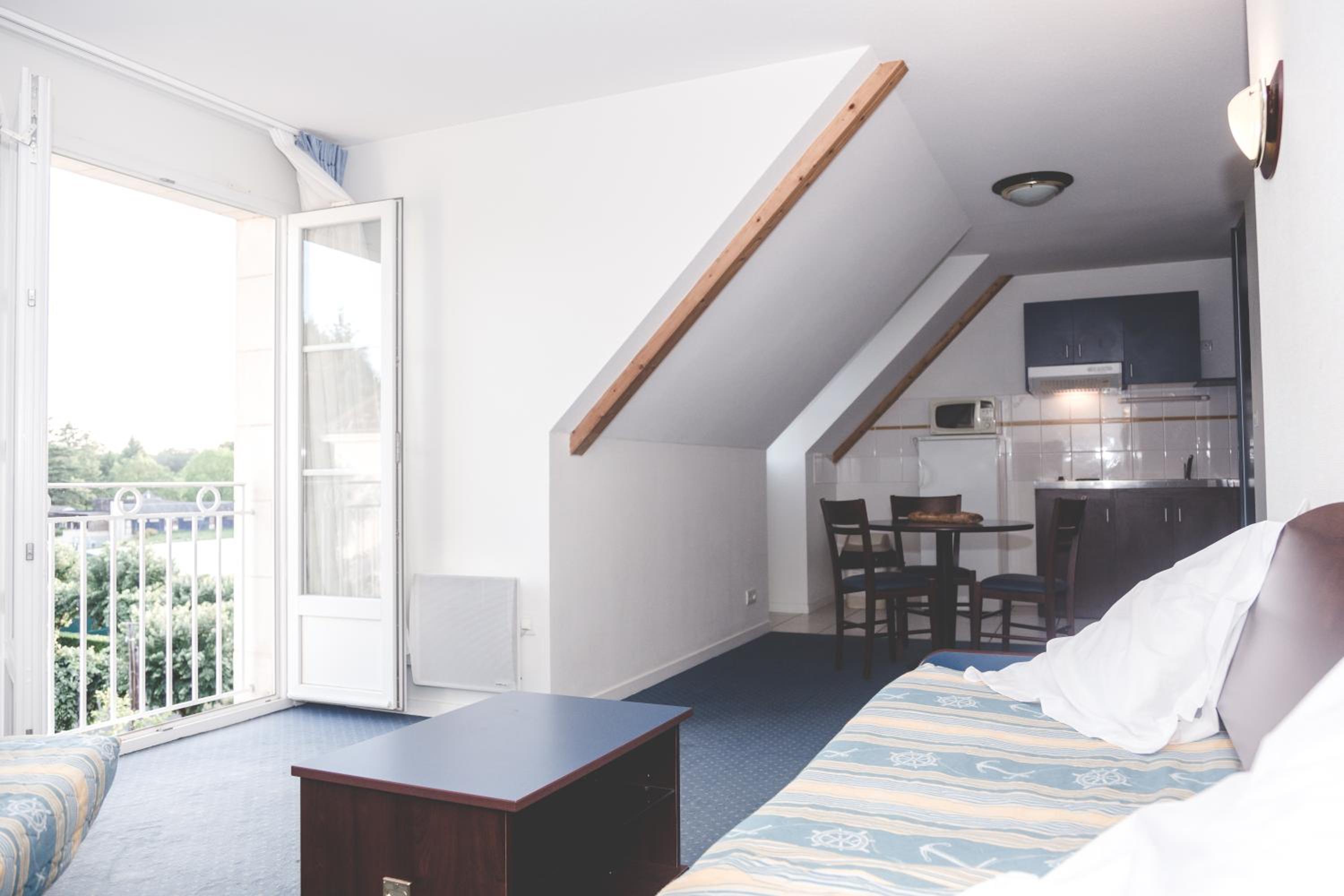 Large Studio ( 2- 3 Adults) - Photo 2