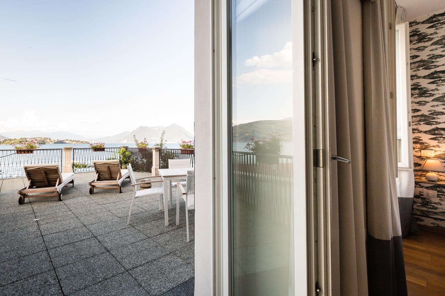 Double Room with Terrace and Lake View - Photo 10