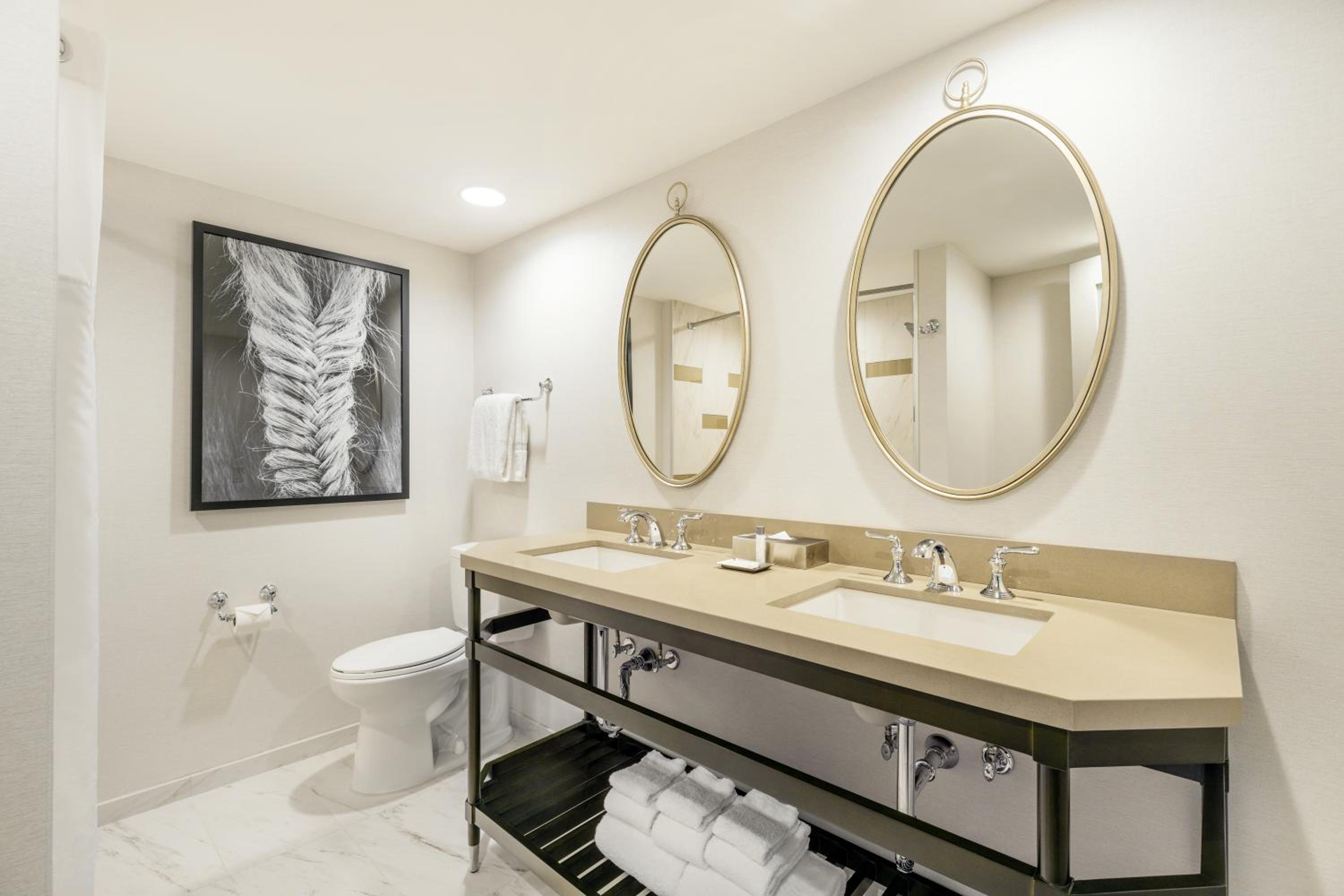 Deluxe King Room - Mobility Access/West Tower/Non-Smoking - Photo 4