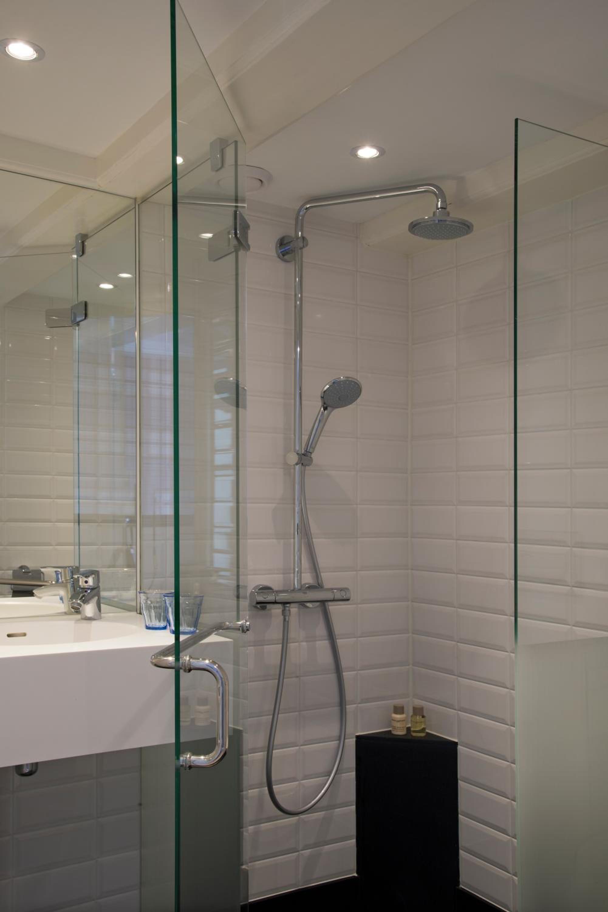 Medium Room photo 3