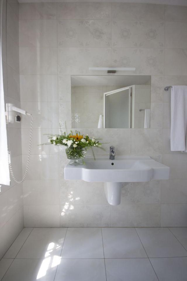 Twin Room - Photo 9