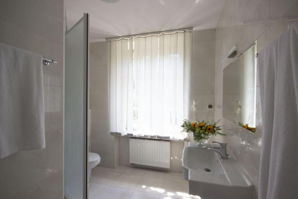 Twin Room - Photo 7