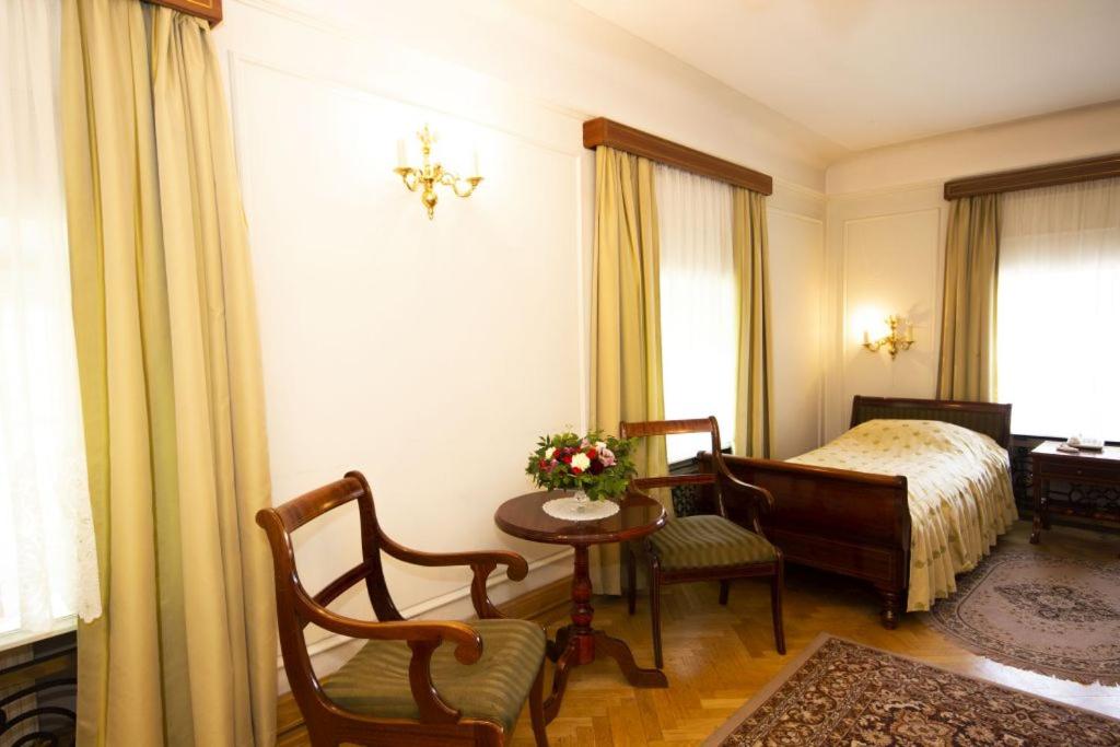 Twin Room - Photo 11