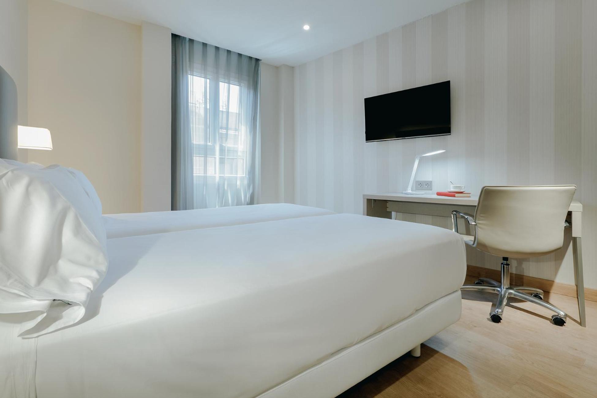 Standard Double or Twin Room - Photo 5