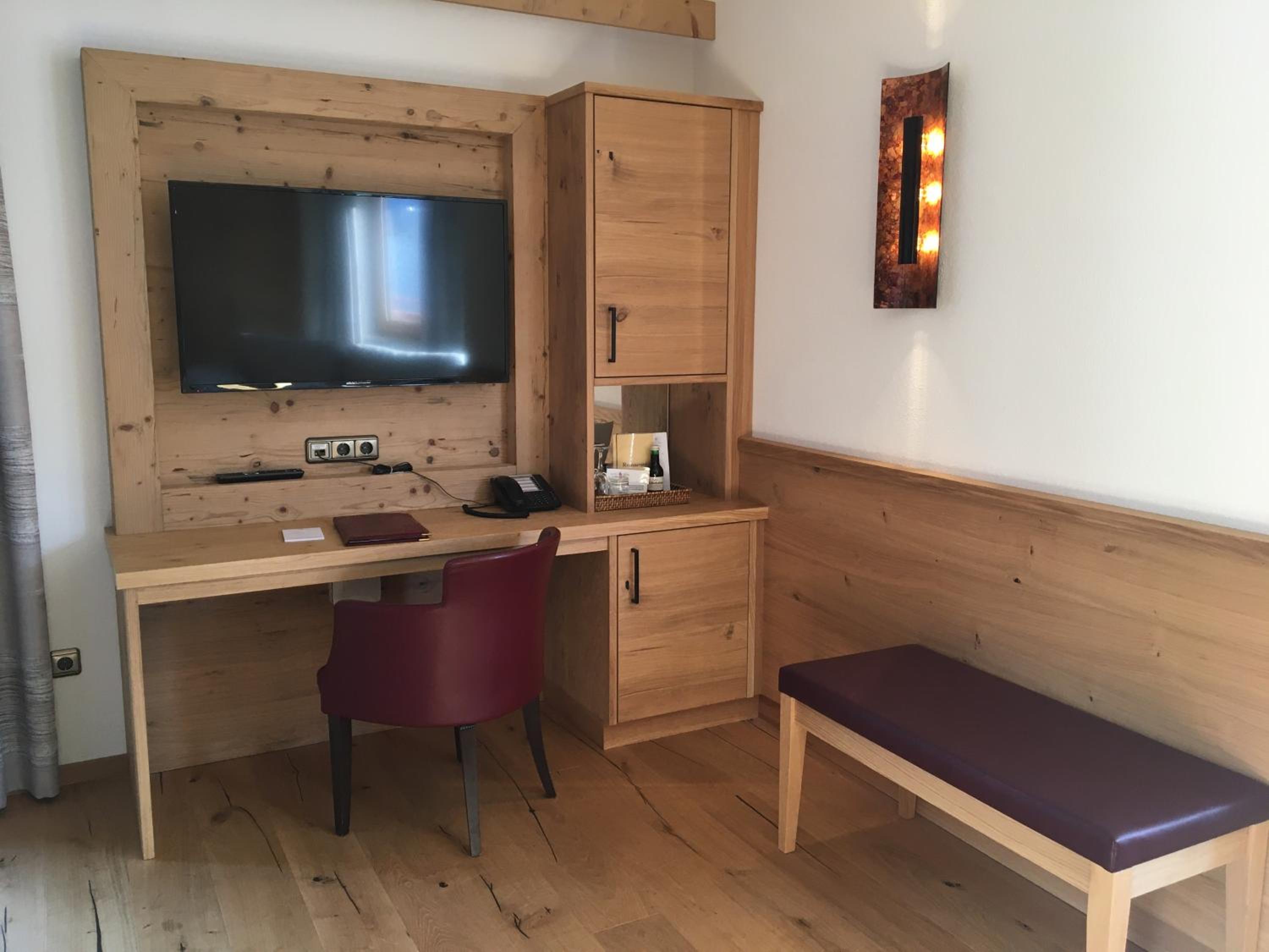 Junior Suite with Balcony - Photo 8