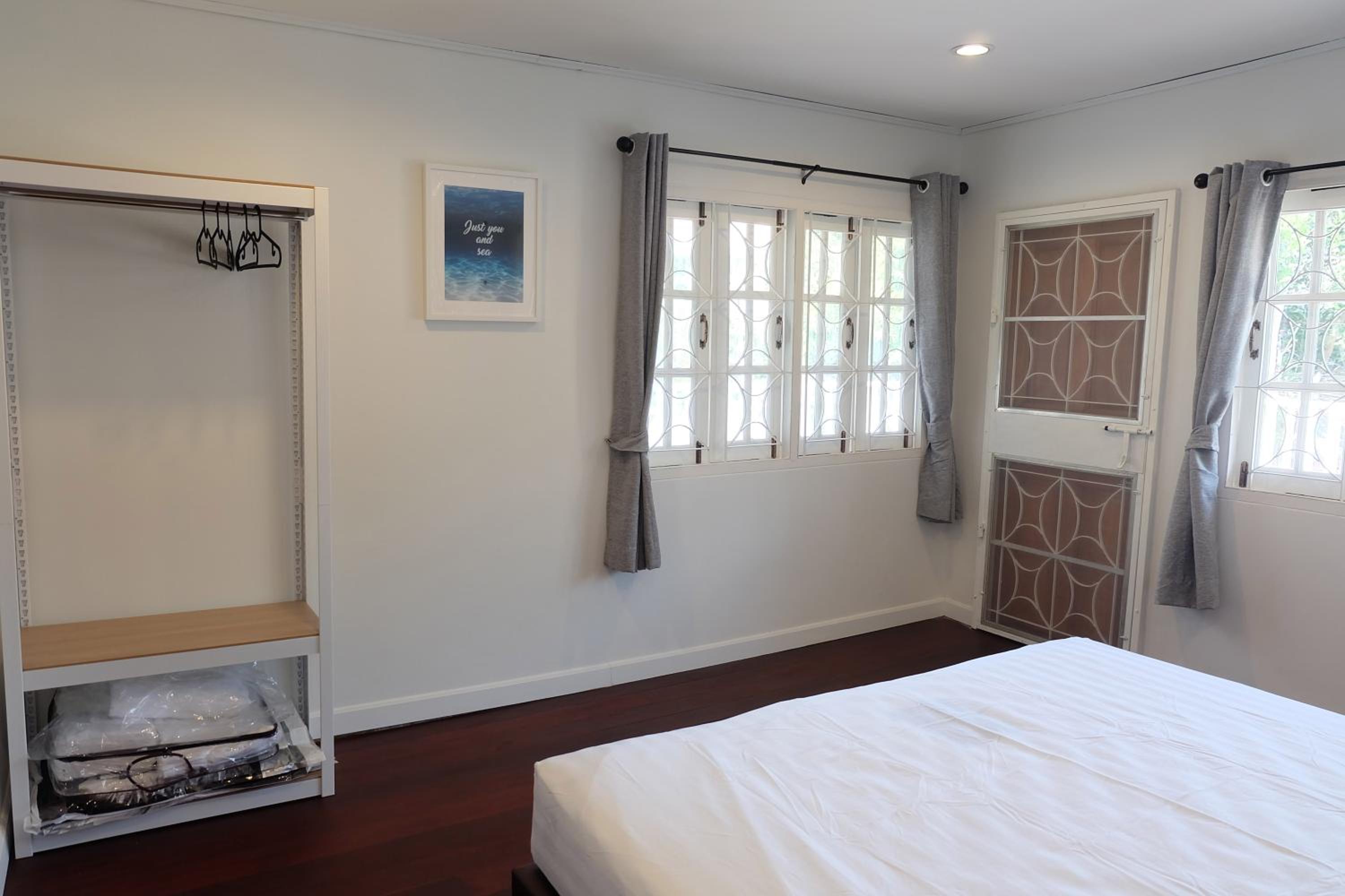 Four-Bedroom House - Photo 5