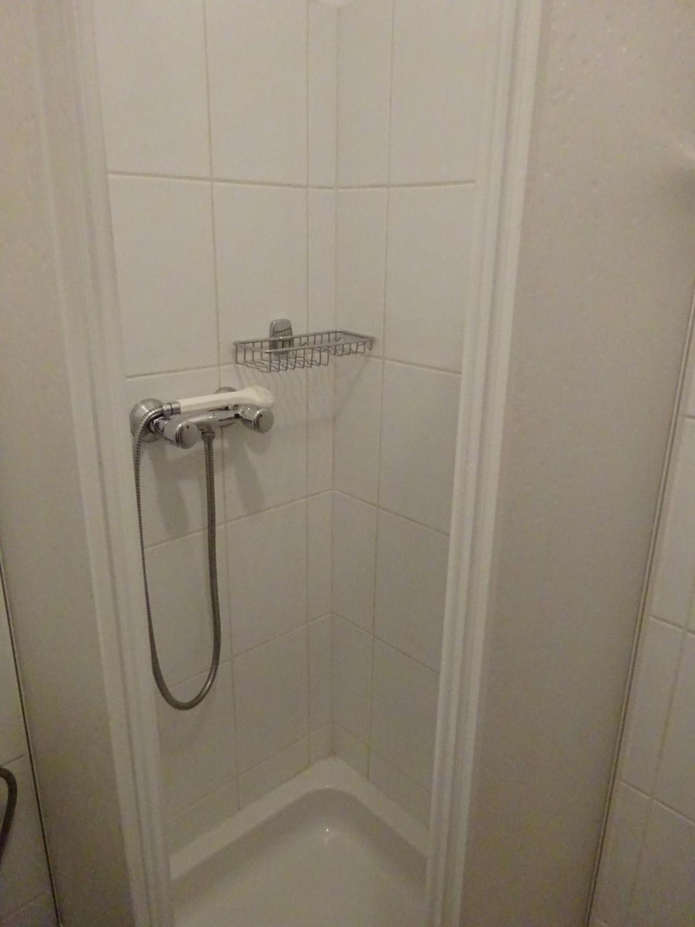 Double Room with Private Bathroom - Photo 12