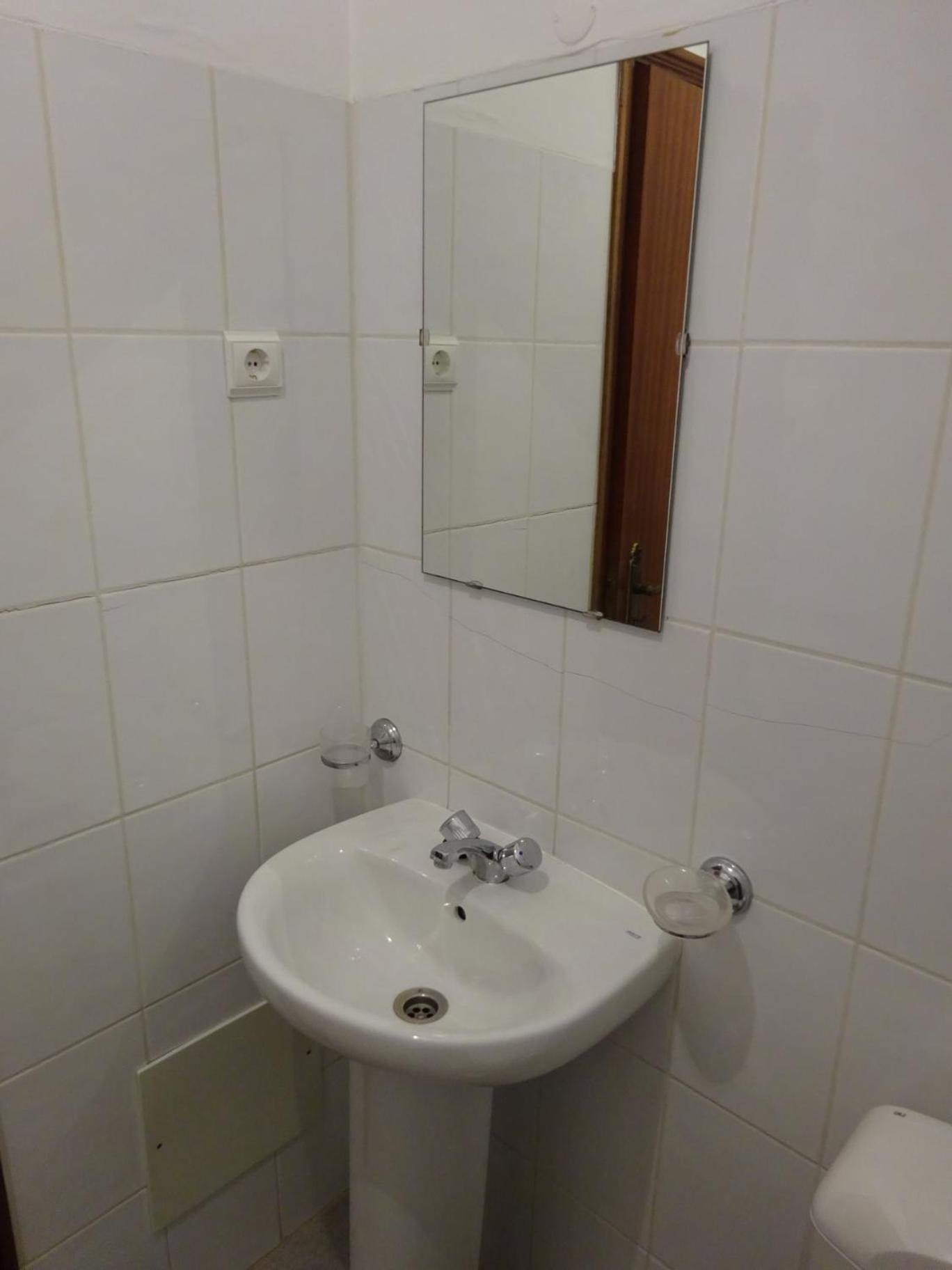 Double Room with Private Bathroom - Photo 6