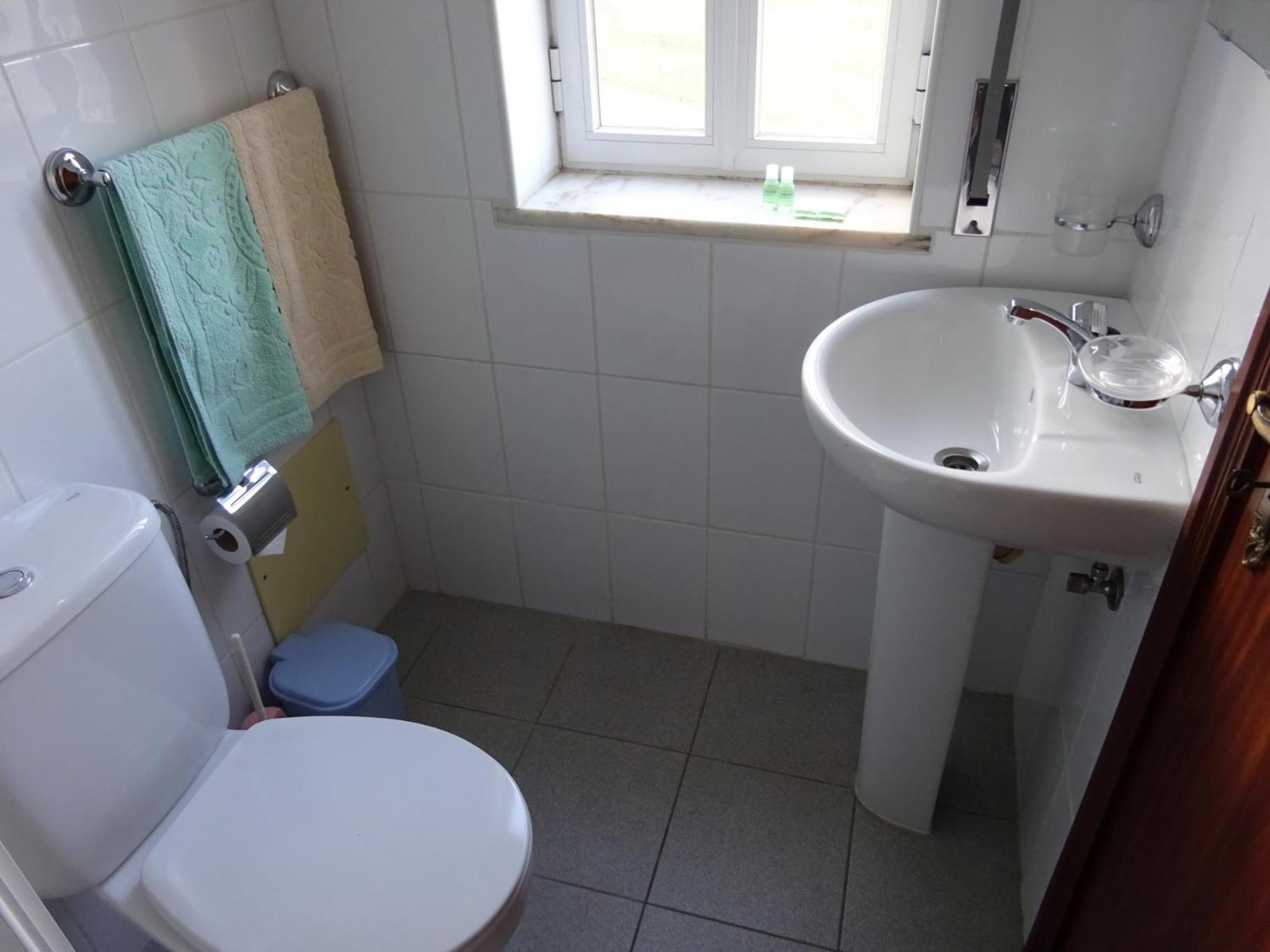 Double Room with Private Bathroom - Photo 8
