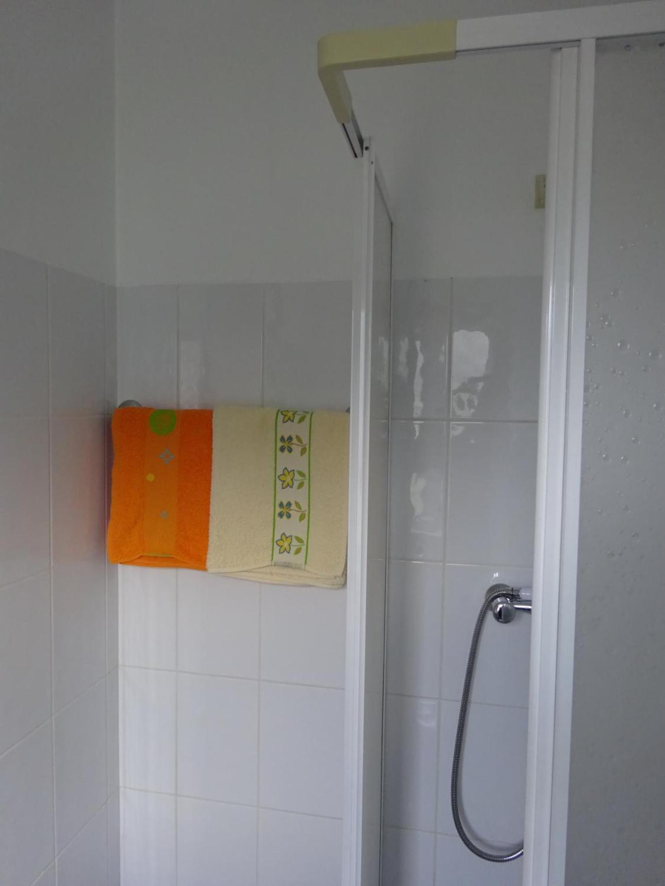 Double Room with Private Bathroom - Photo 9