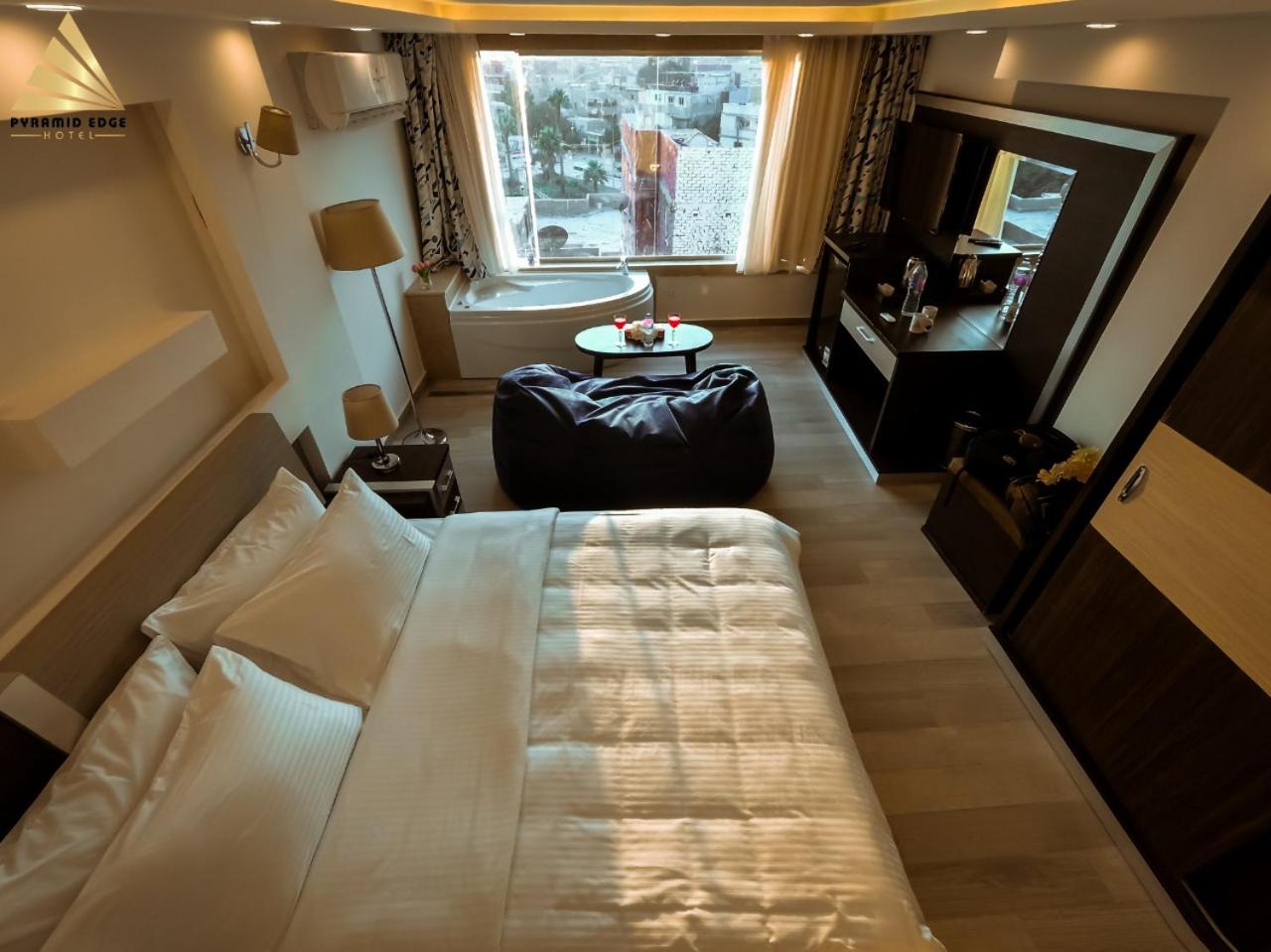 Executive Suite Panoramic Pyramids View & Jacuzzi