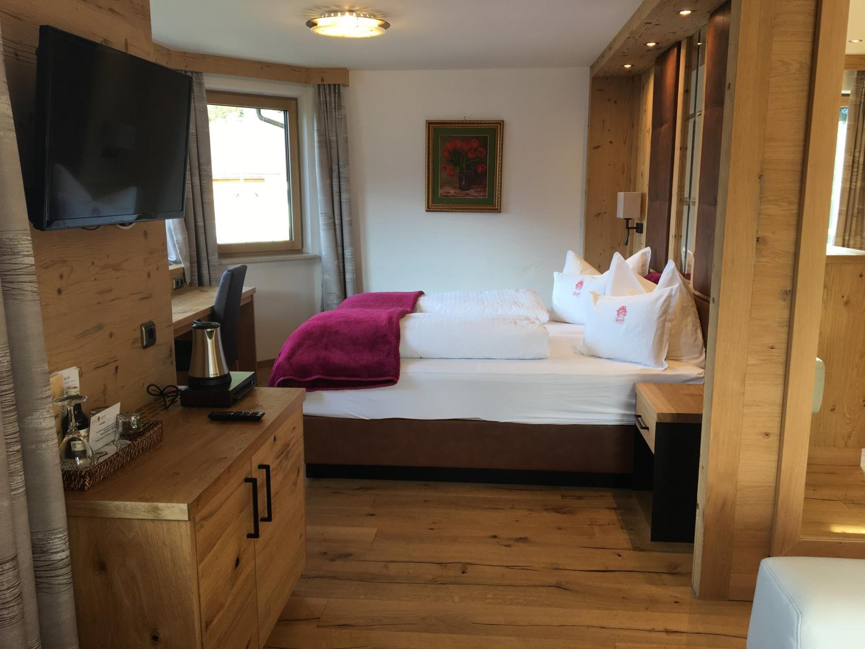 Junior Suite with Balcony - Photo 3