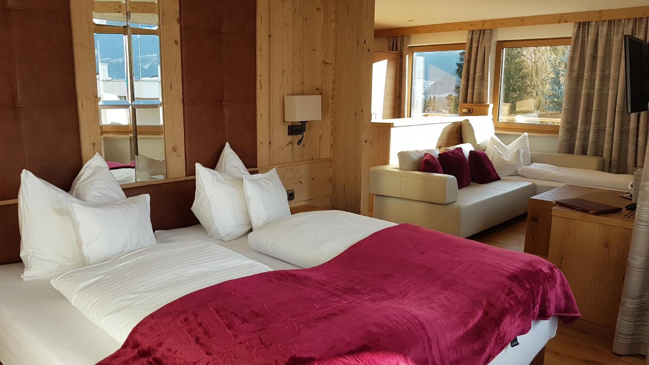 Junior Suite with Balcony - Photo 16