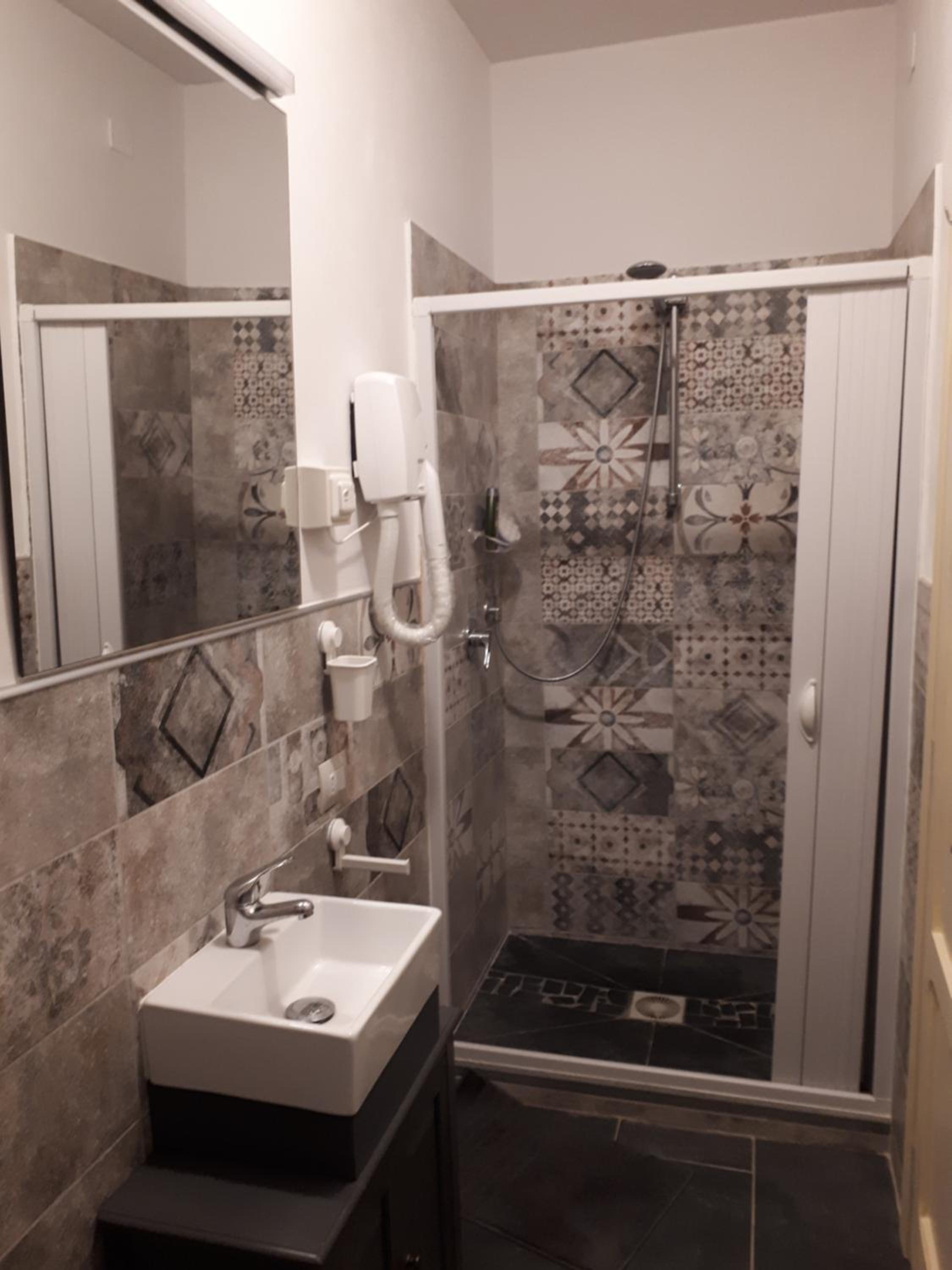 Deluxe Double Room - Photo 11