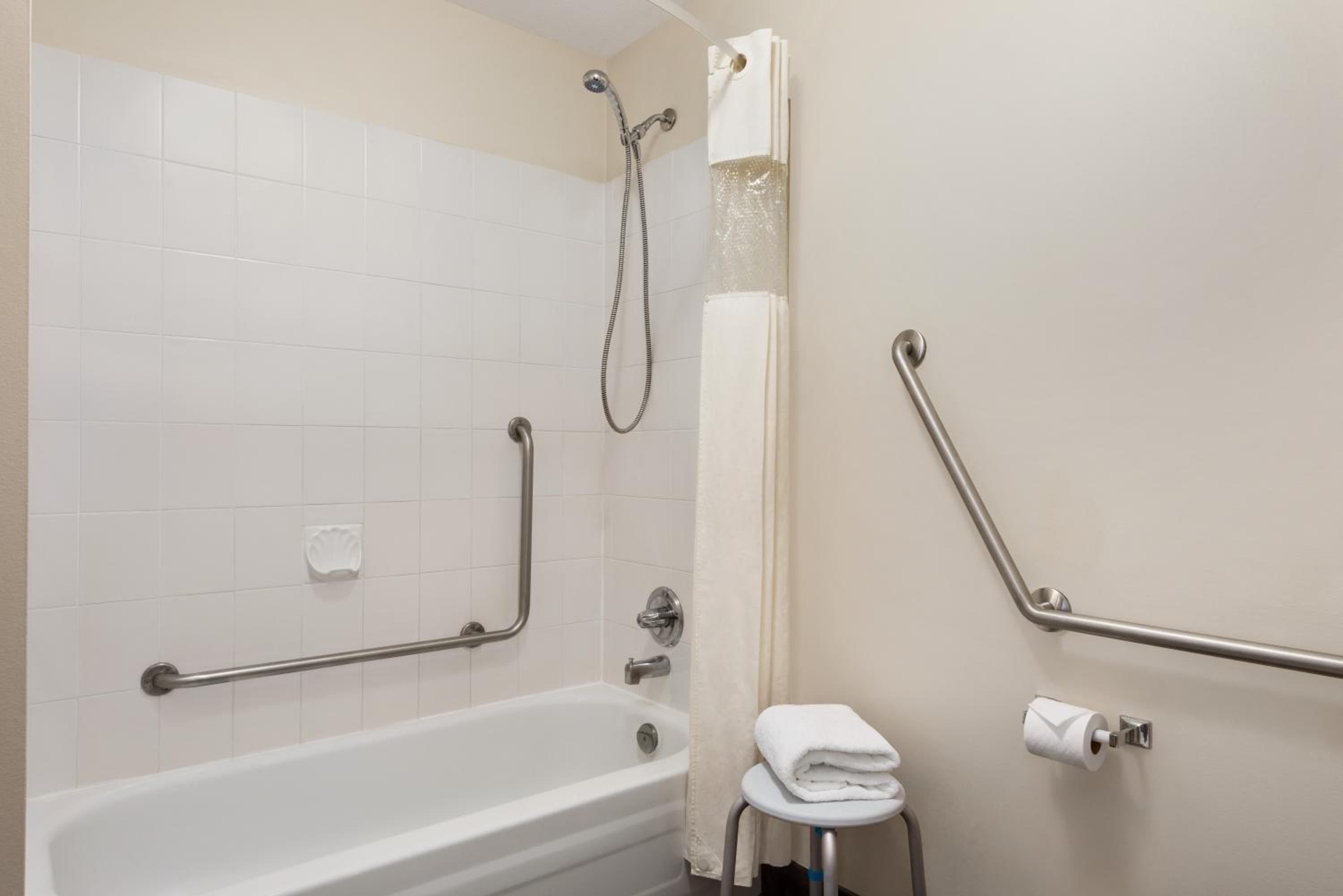 King Room with Roll-In Shower - Mobility Accessible/Non-Smoking - Photo 3