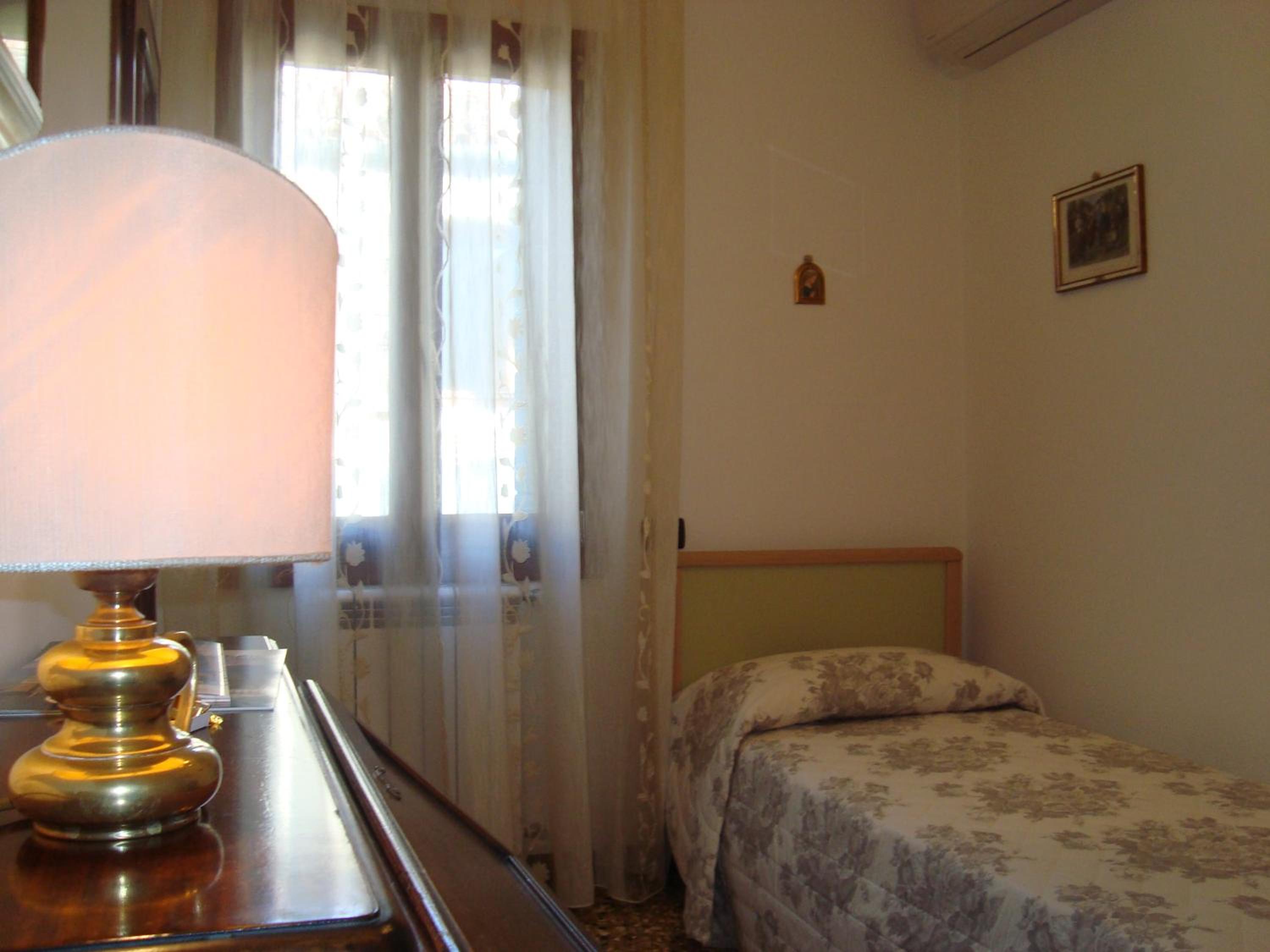 Deluxe Double or Twin Room photo 1