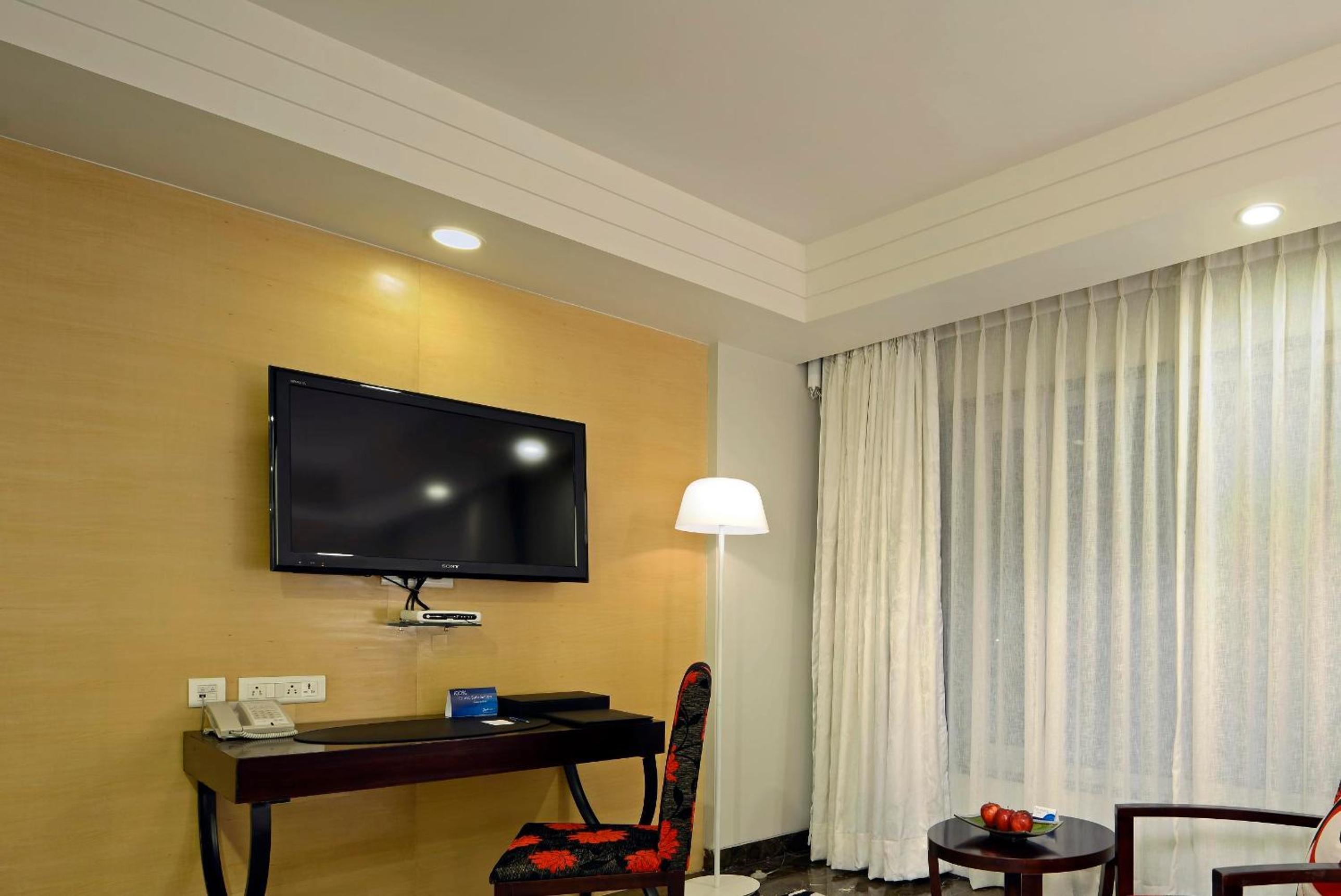 Junior Suite - 15% off on Food & Beverage services, Complimentary Laundry service for upto 2 clothing item(s) photo 3