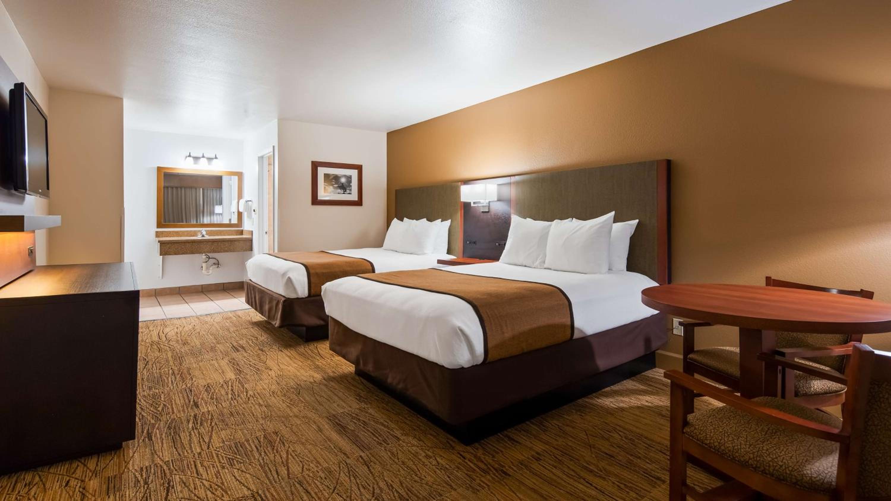 Queen Room with Two Queen Beds - Photo 3
