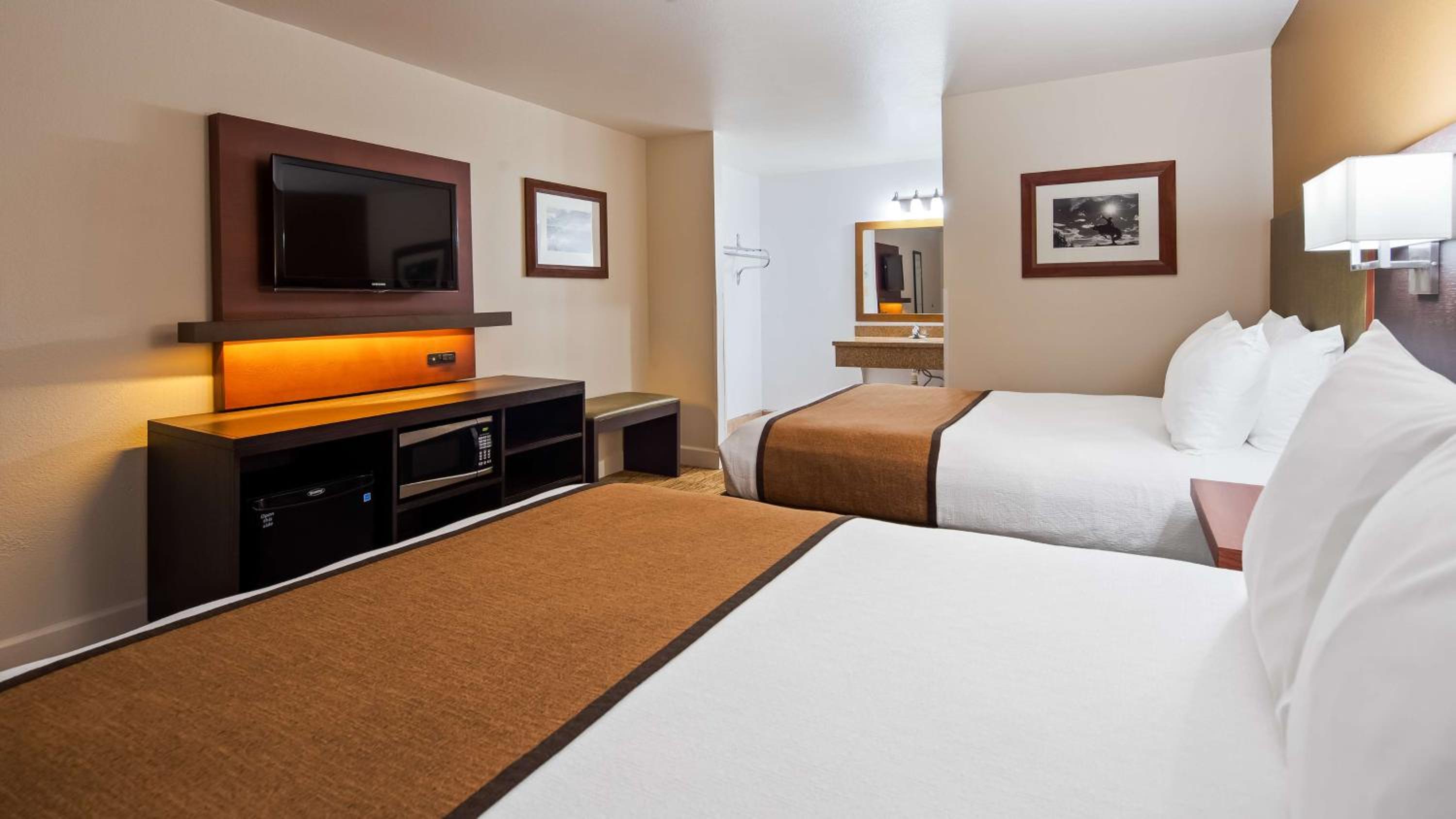 Queen Room with Two Queen Beds - Photo 2