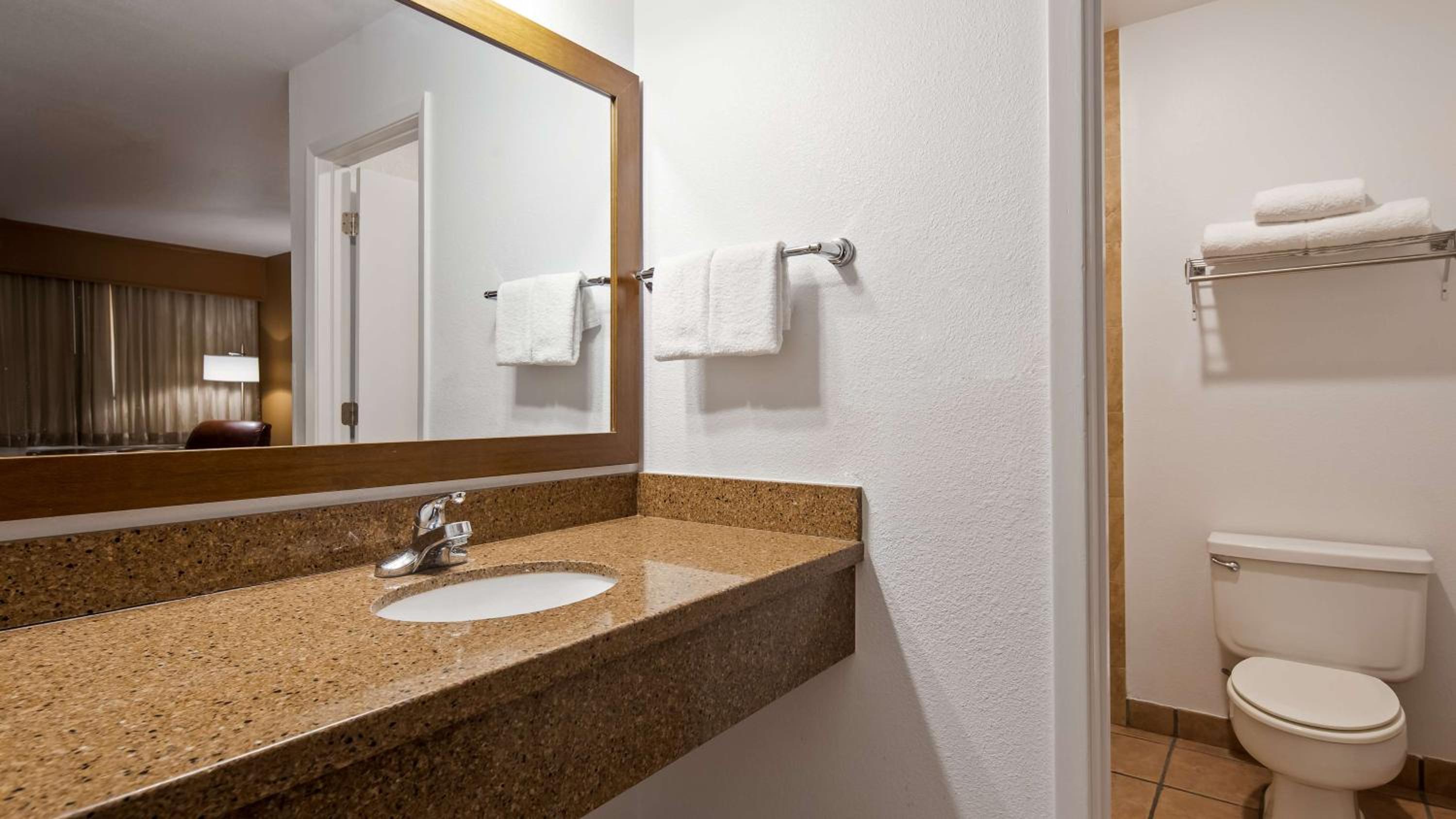 Queen Room with Two Queen Beds - Photo 5