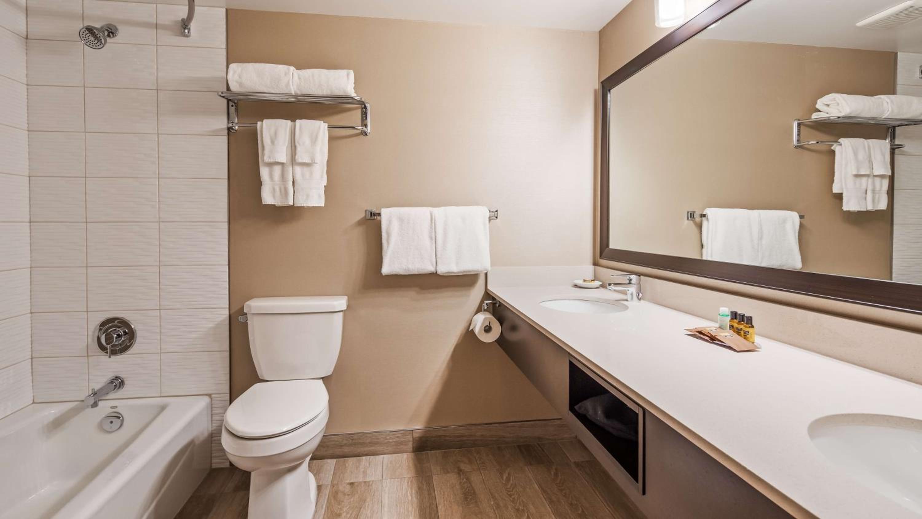 Two-Room King Suite with Whirlpool - Non Smoking - Photo 2
