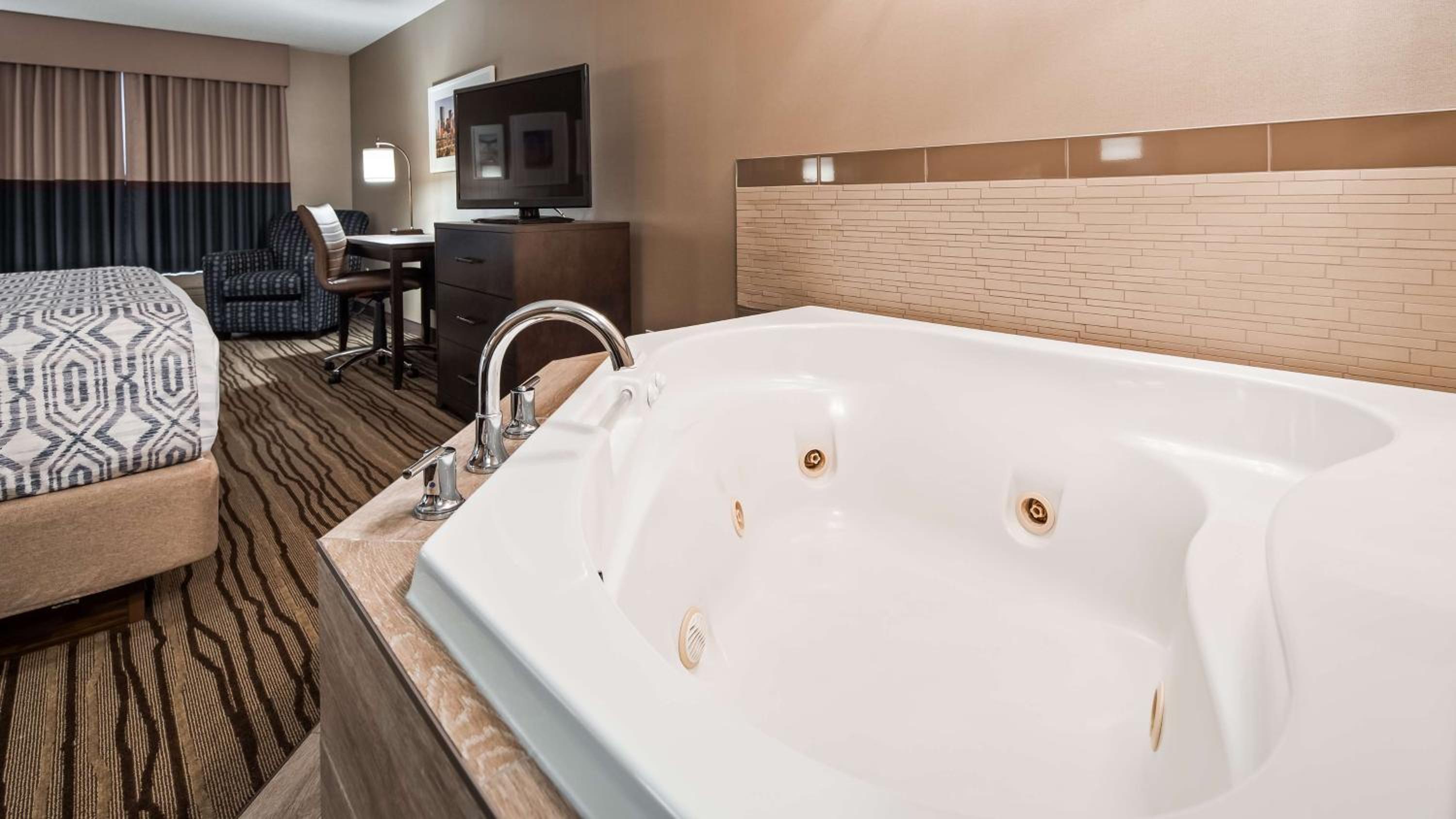 King Suite with Whirlpool - Non-Smoking - Photo 4