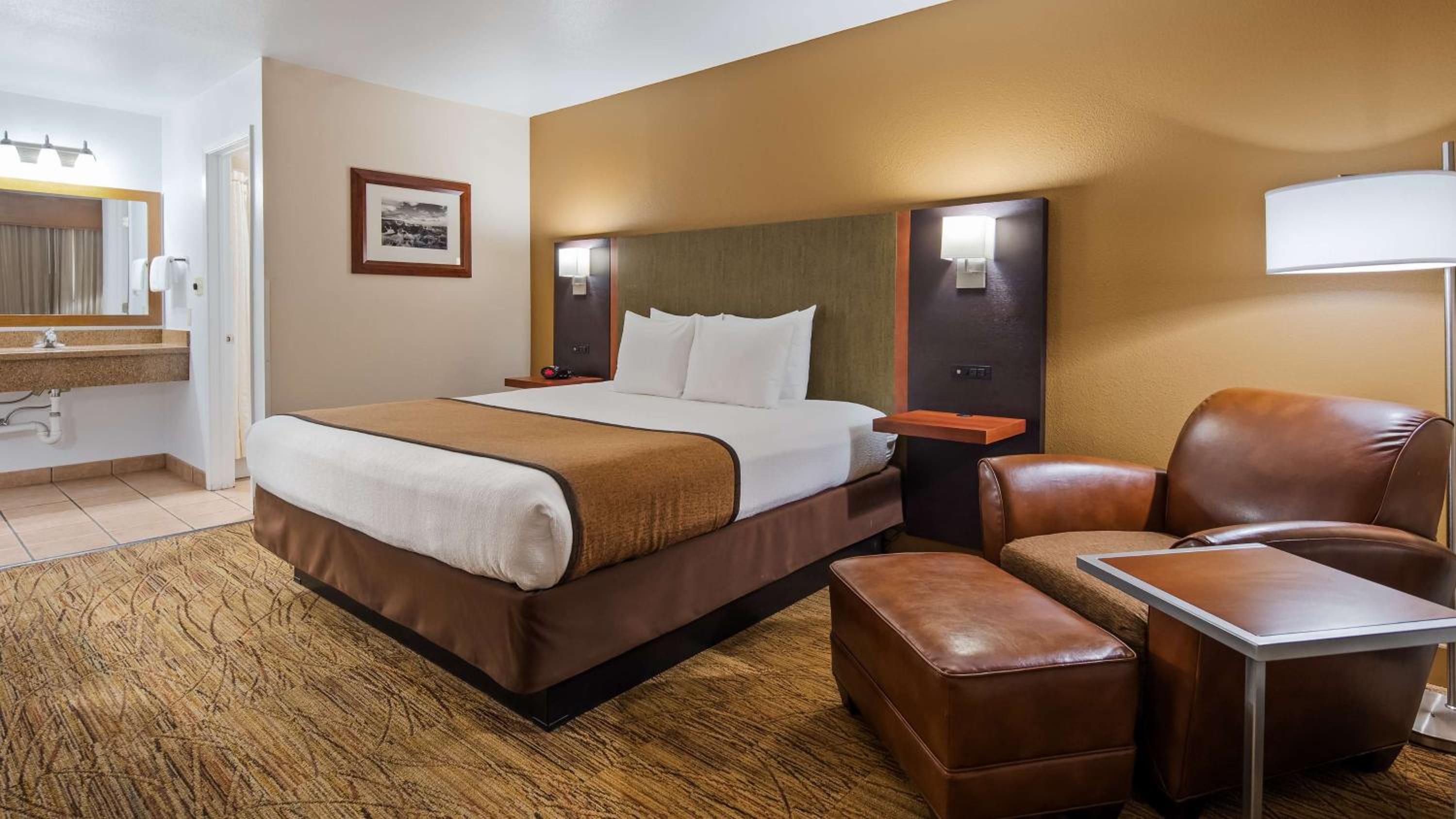 Queen Room with Roll-in Shower - Non-Smoking/Mobility Access - Photo 2