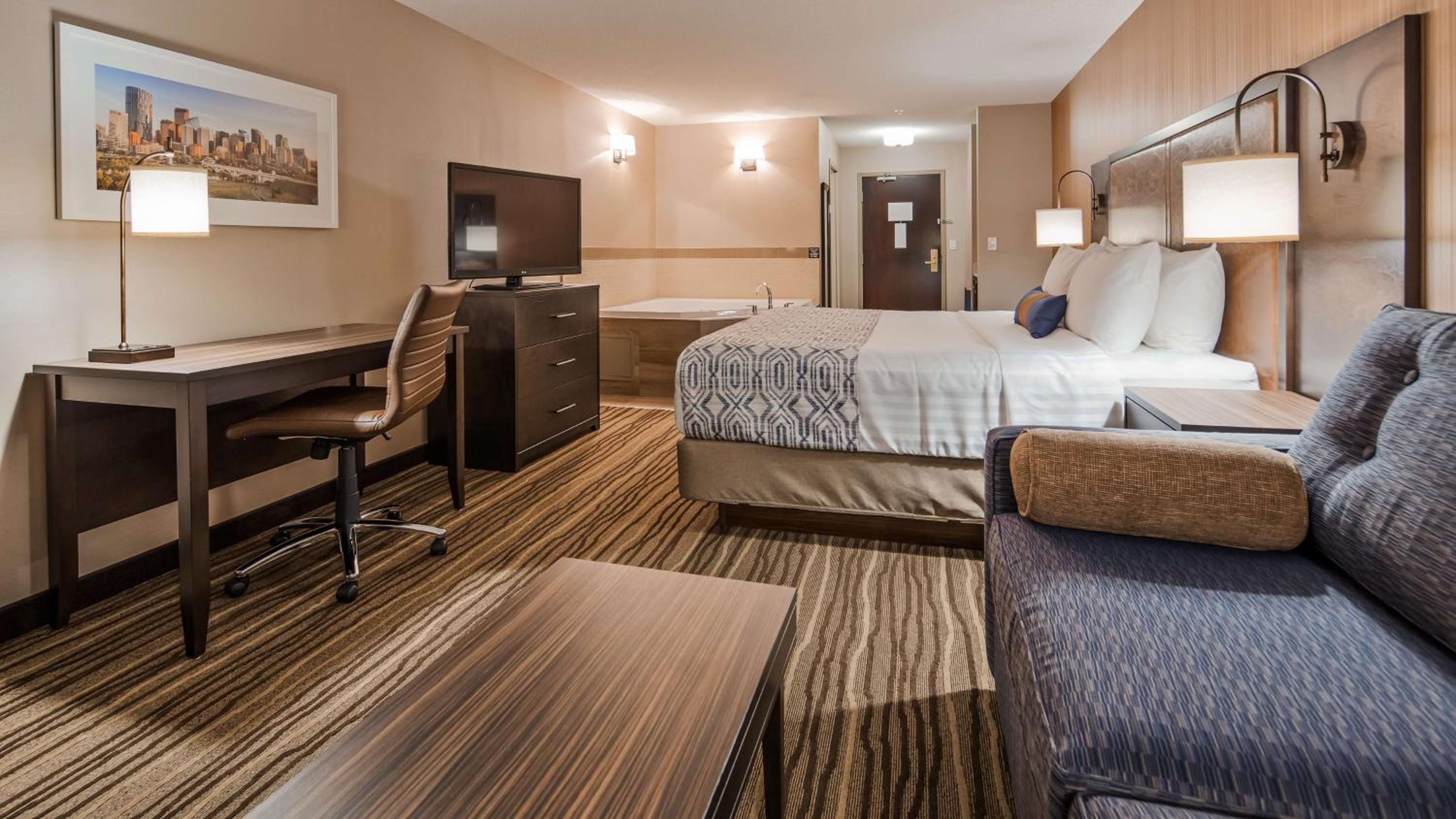 King Suite with Whirlpool - Non-Smoking - Photo 2