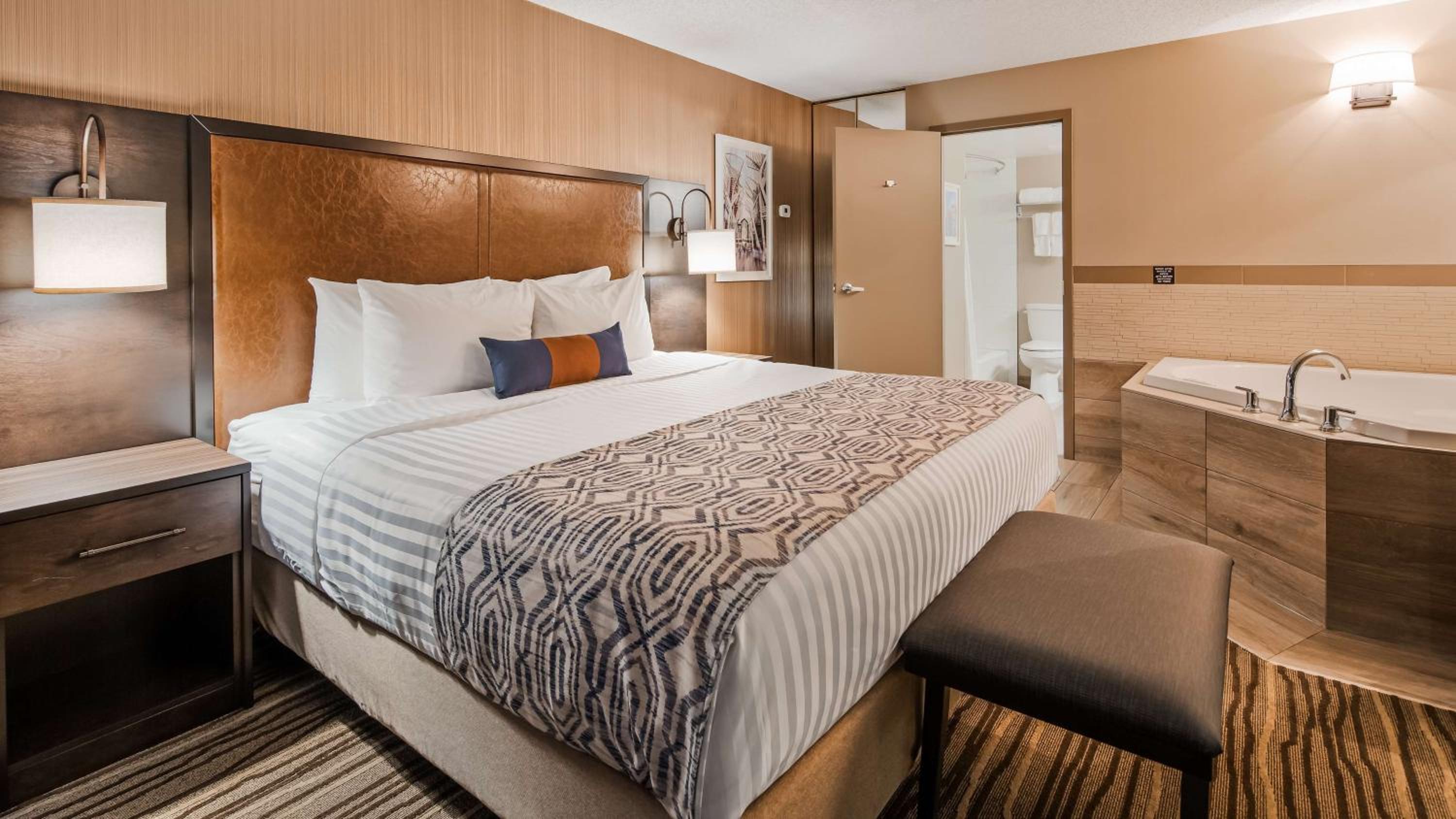 Two-Room King Suite with Whirlpool - Non Smoking - Photo 4